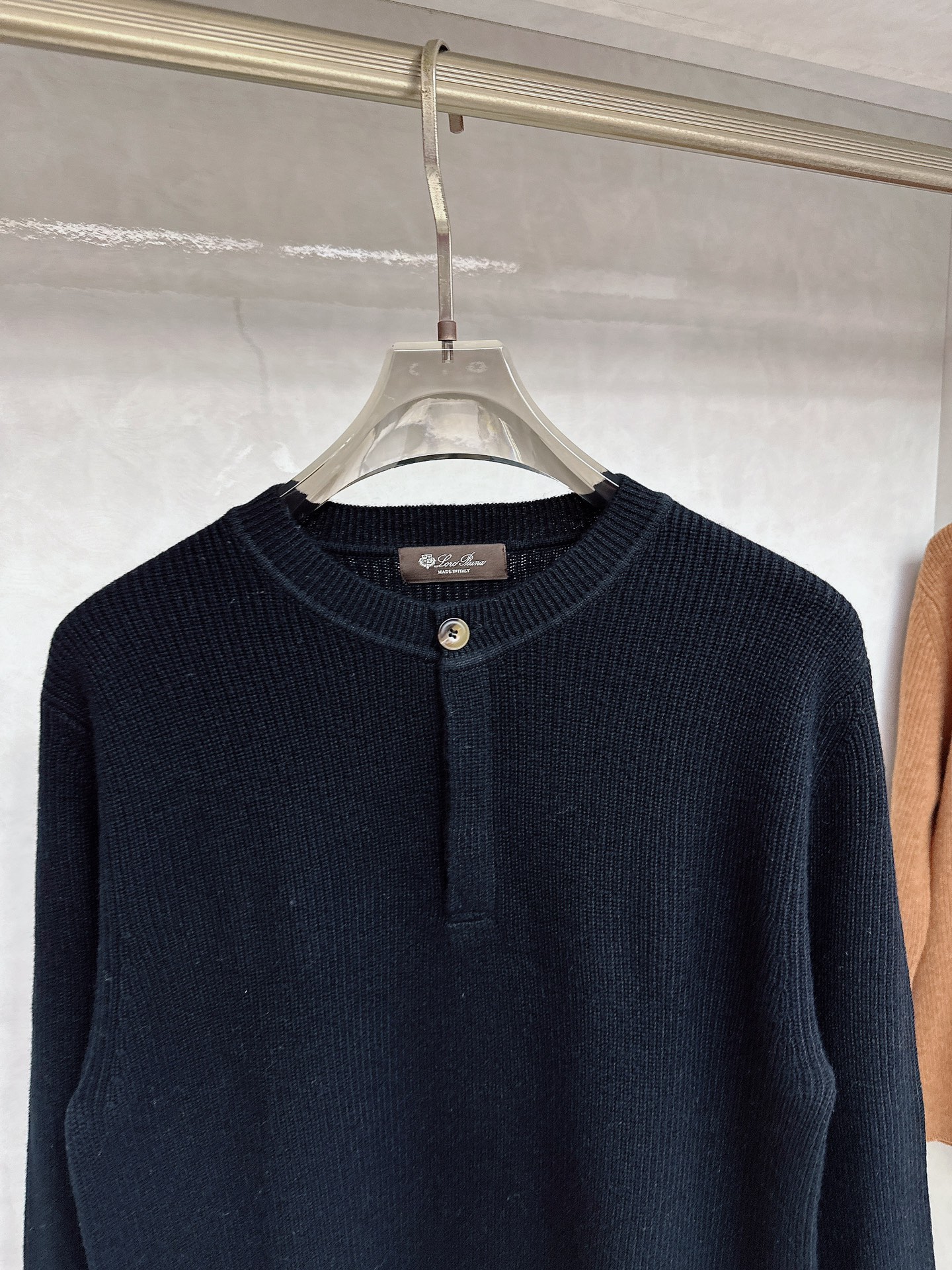 lp🆕 LoroPiana 亨利领纽扣长袖针织毛衣，选用100％优质长绒棉精制而成，采用德国进口6.2针
