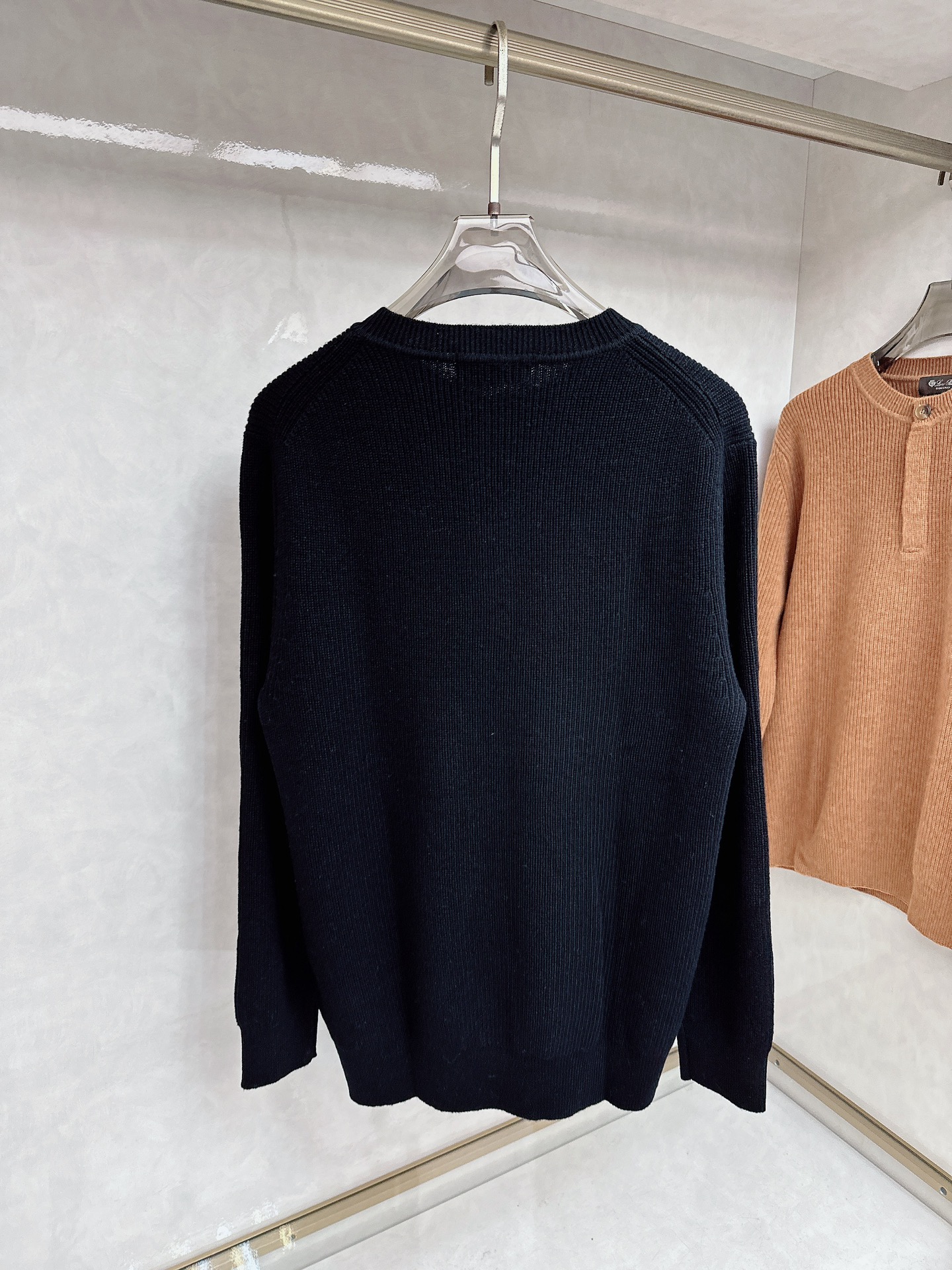 lp🆕 LoroPiana 亨利领纽扣长袖针织毛衣，选用100％优质长绒棉精制而成，采用德国进口6.2针