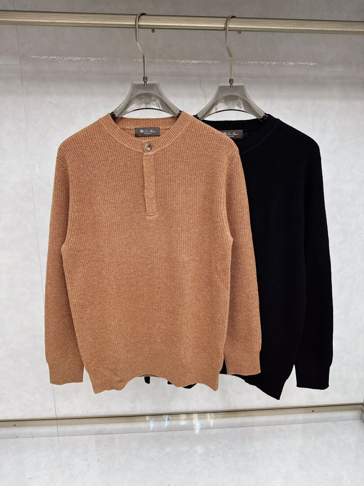 lp🆕 LoroPiana 亨利领纽扣长袖针织毛衣，选用100％优质长绒棉精制而成，采用德国进口6.2针