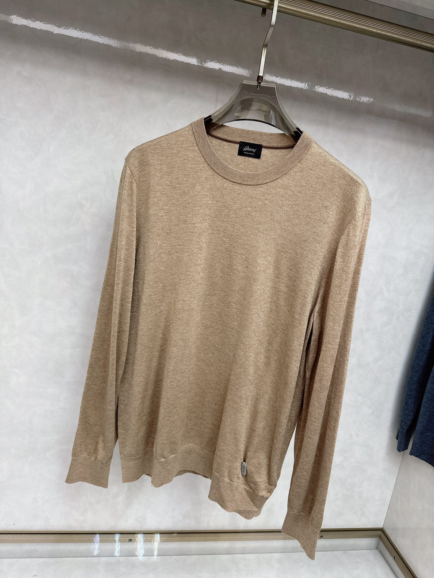 😊 男士圆领羊毛衫，圆领设计简约经典，而且作为时尚界的“万能公式”，圆领T恤与任何下装搭配都毫无违和感。