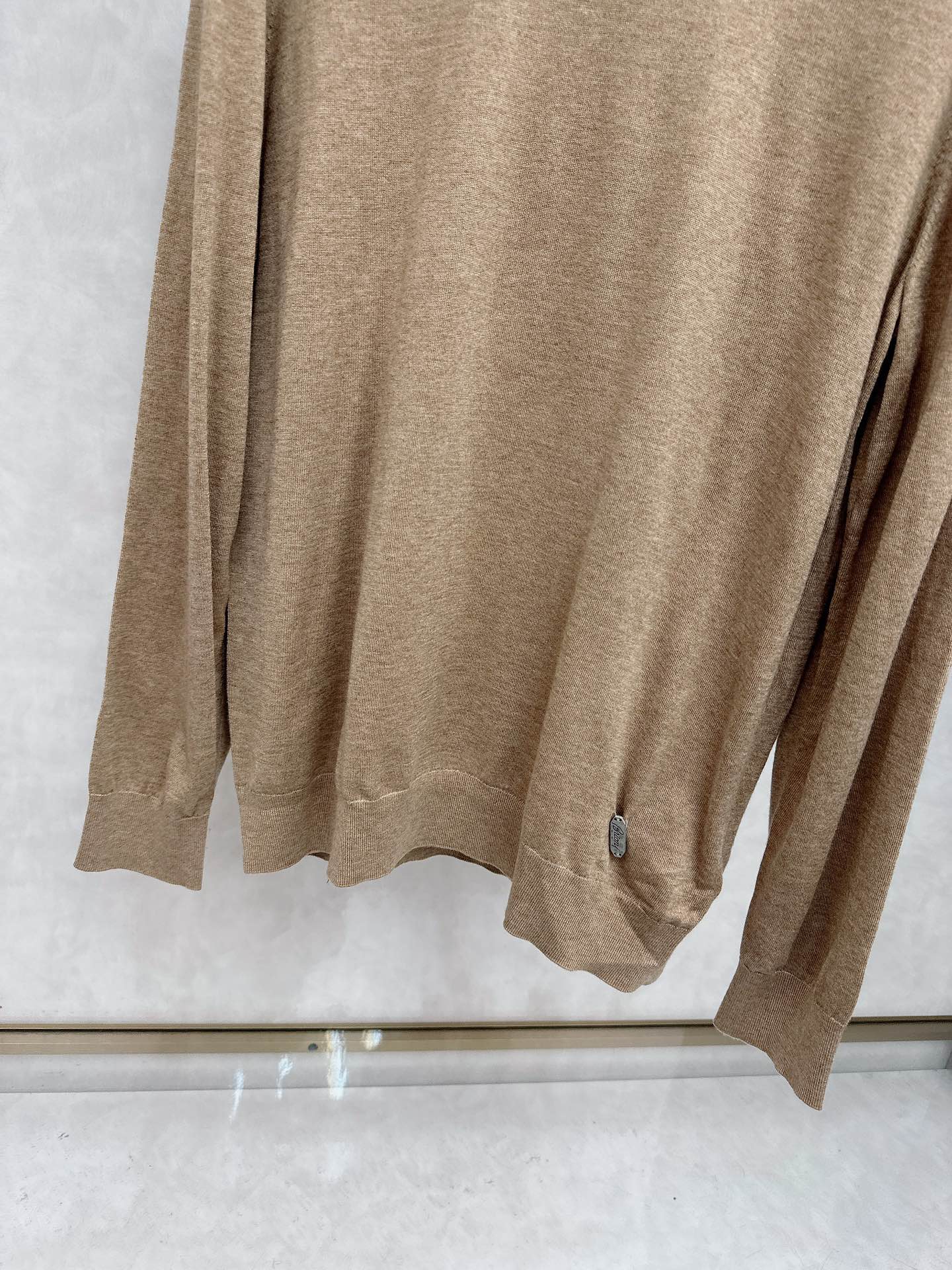 😊 男士圆领羊毛衫，圆领设计简约经典，而且作为时尚界的“万能公式”，圆领T恤与任何下装搭配都毫无违和感。