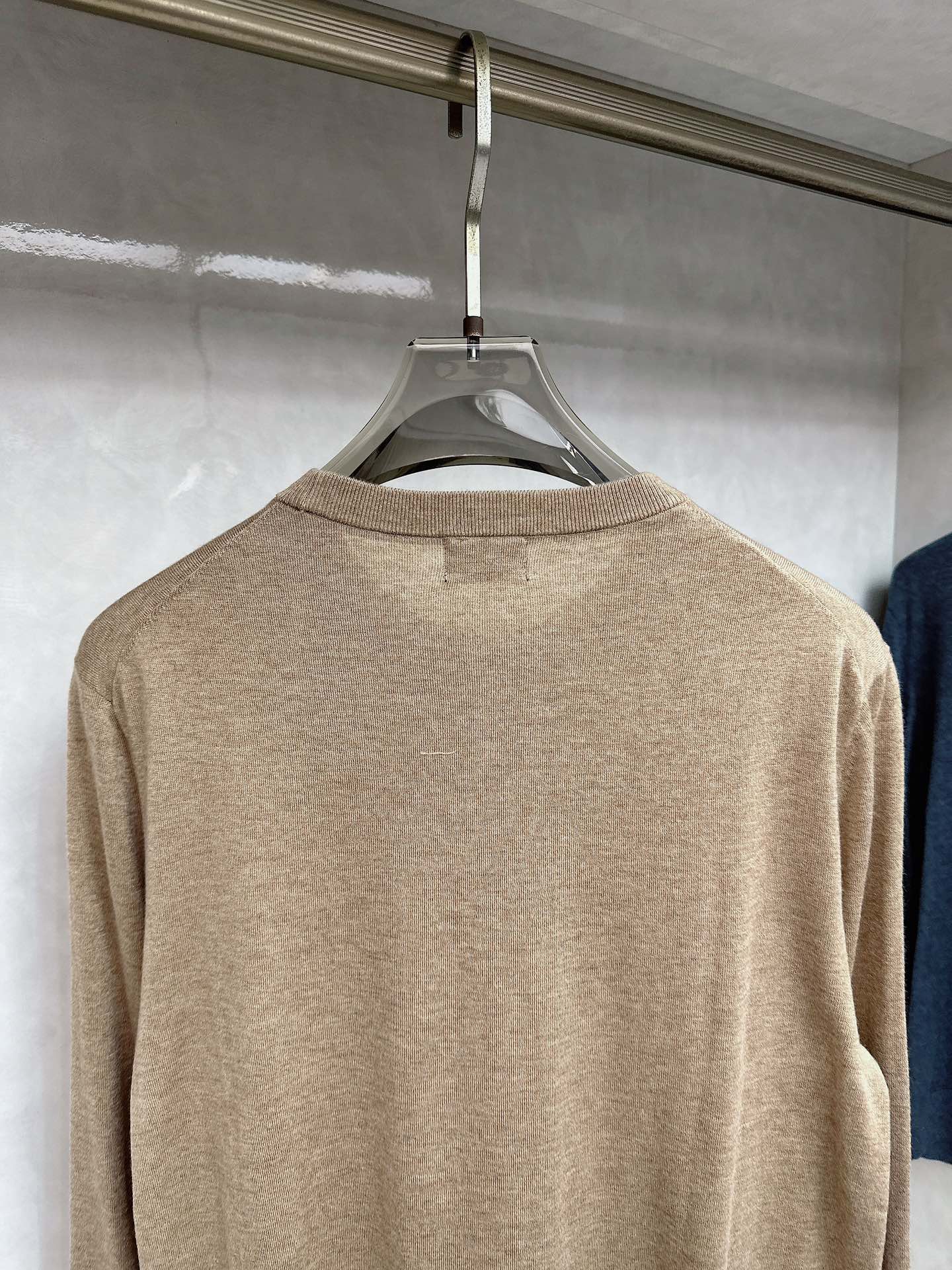 😊 男士圆领羊毛衫，圆领设计简约经典，而且作为时尚界的“万能公式”，圆领T恤与任何下装搭配都毫无违和感。