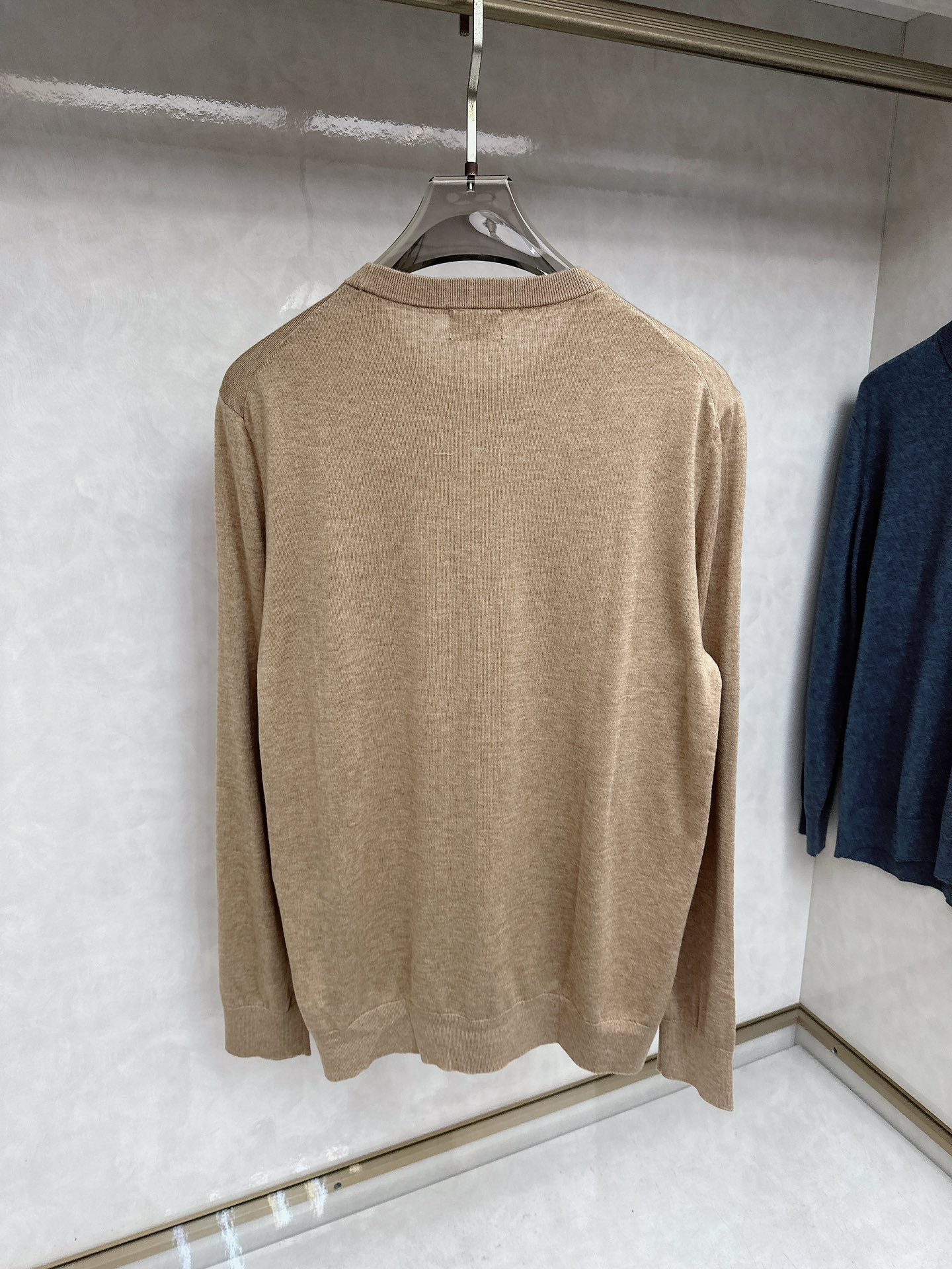 😊 男士圆领羊毛衫，圆领设计简约经典，而且作为时尚界的“万能公式”，圆领T恤与任何下装搭配都毫无违和感。