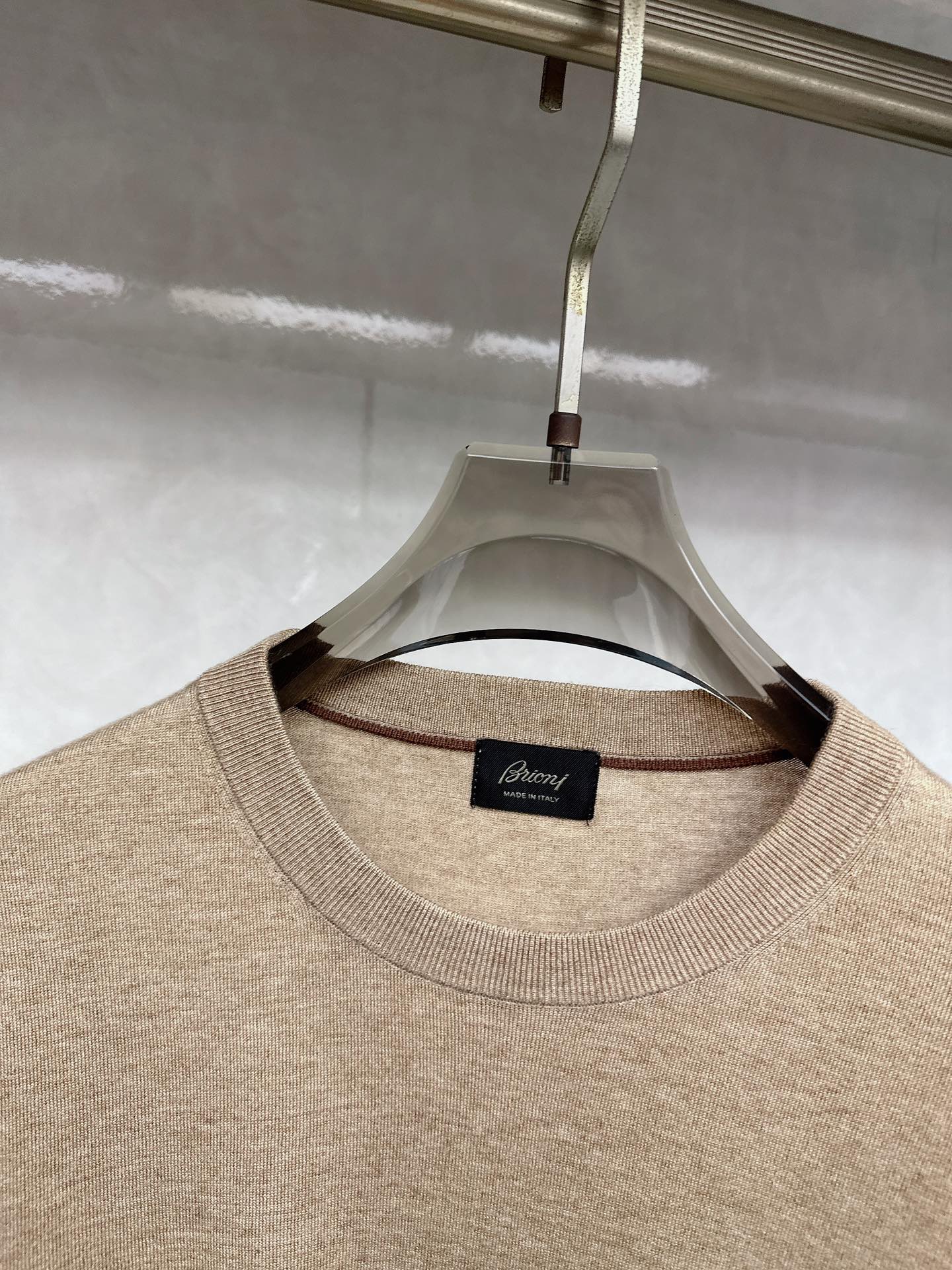 😊 男士圆领羊毛衫，圆领设计简约经典，而且作为时尚界的“万能公式”，圆领T恤与任何下装搭配都毫无违和感。