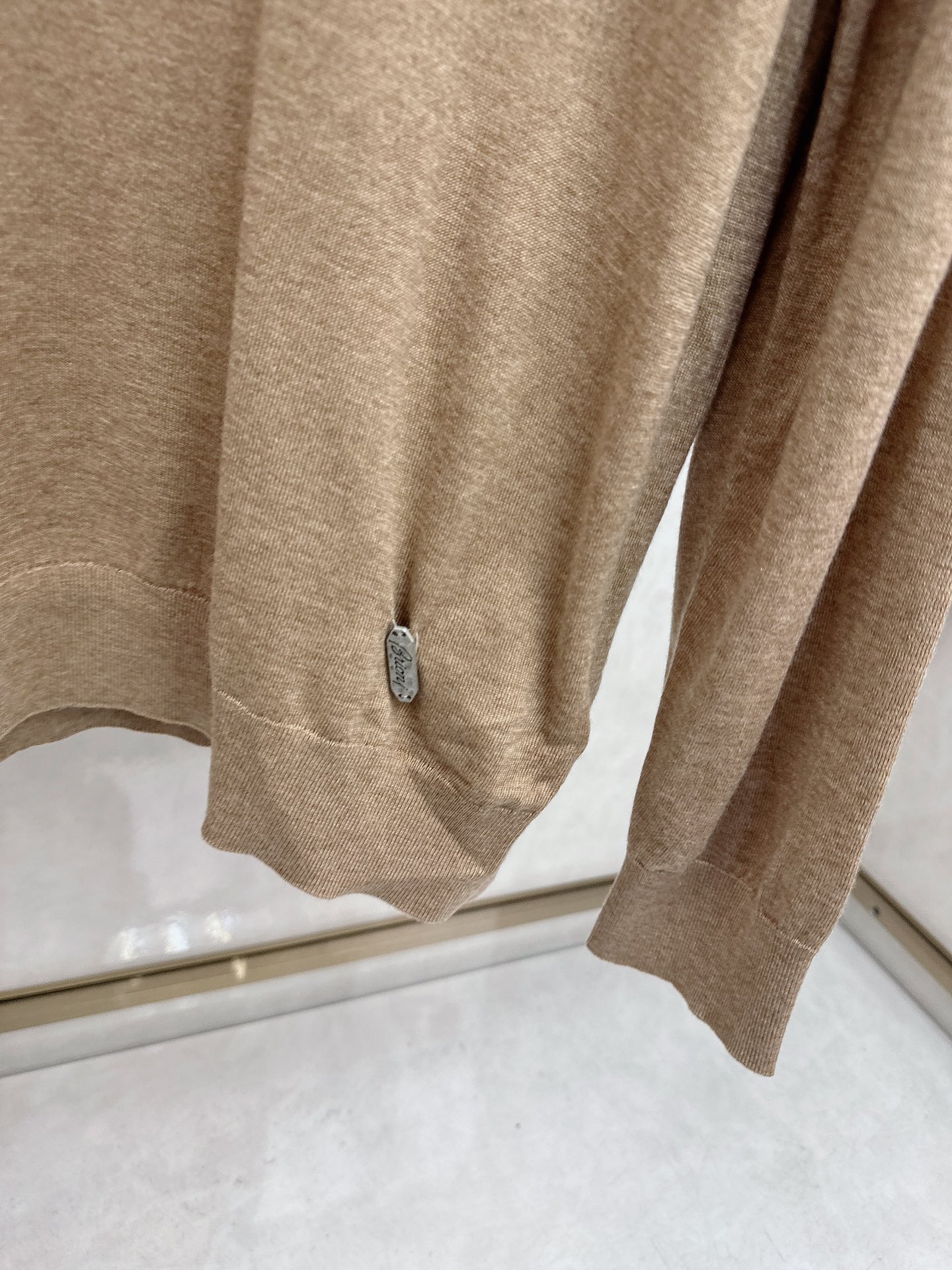 😊 男士圆领羊毛衫，圆领设计简约经典，而且作为时尚界的“万能公式”，圆领T恤与任何下装搭配都毫无违和感。