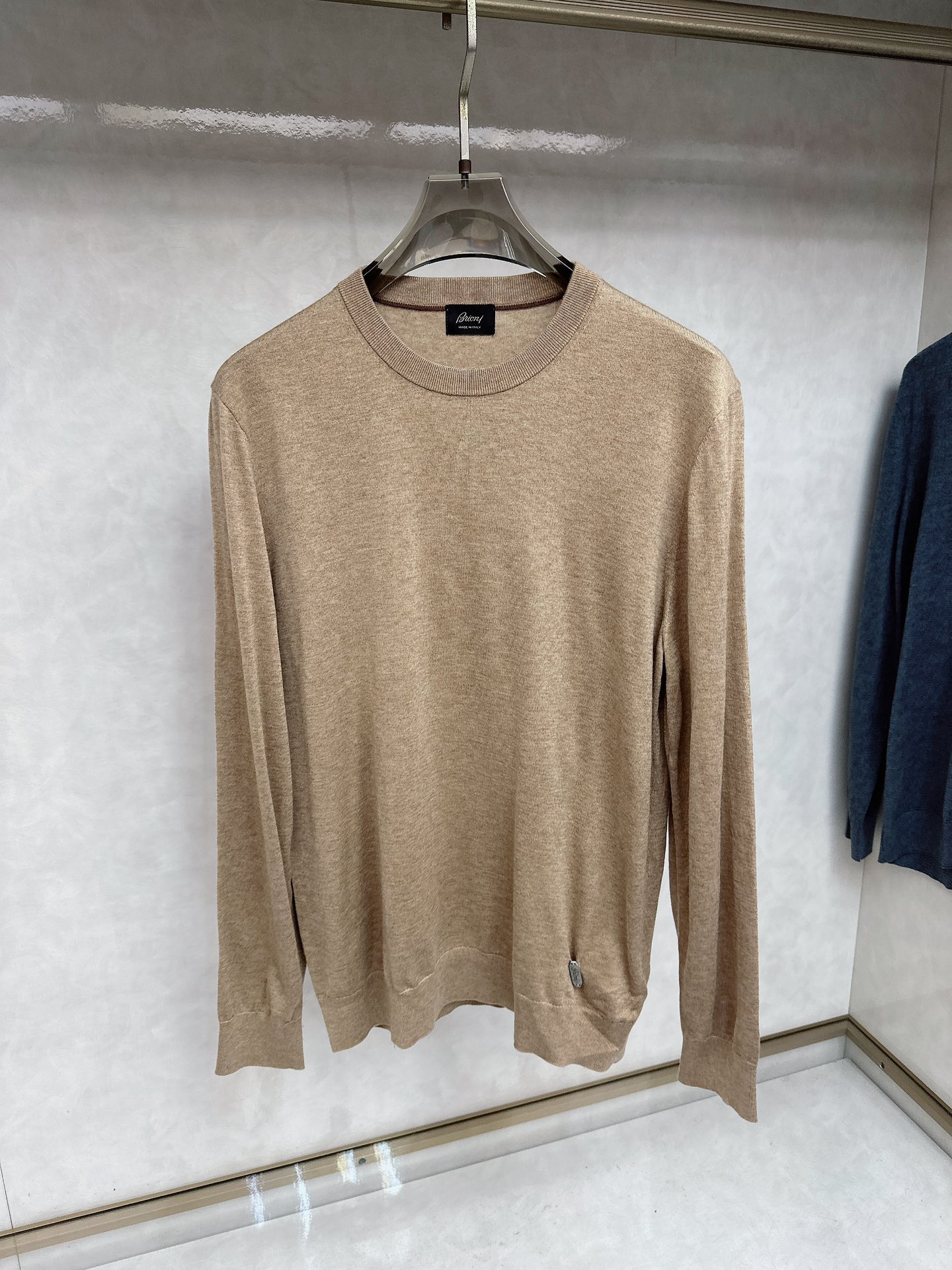 😊 男士圆领羊毛衫，圆领设计简约经典，而且作为时尚界的“万能公式”，圆领T恤与任何下装搭配都毫无违和感。