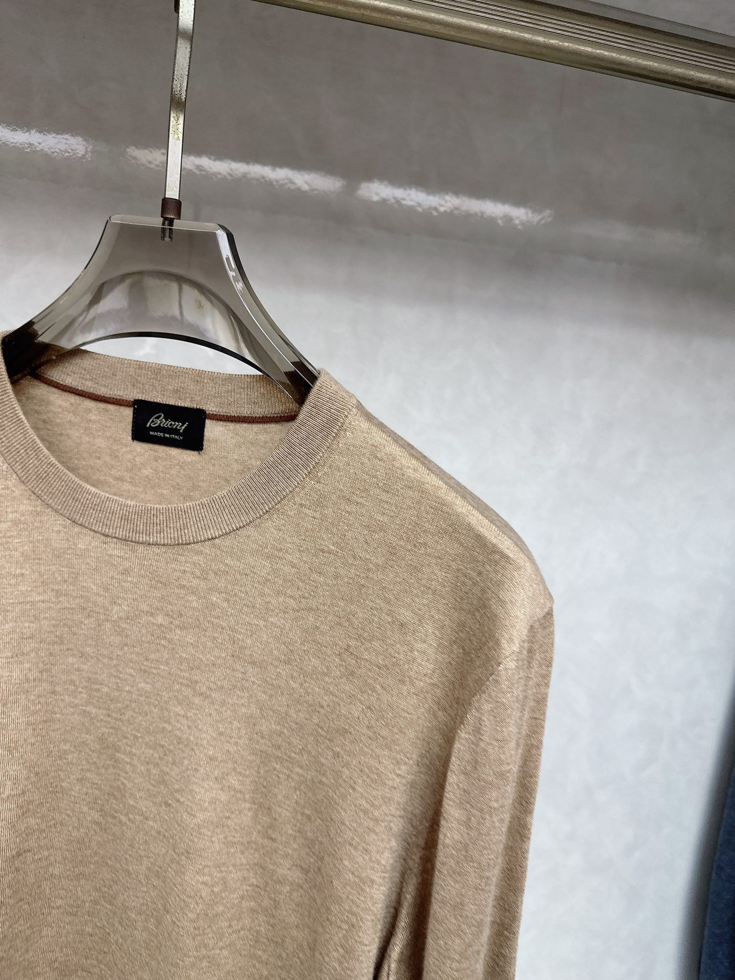 😊 男士圆领羊毛衫，圆领设计简约经典，而且作为时尚界的“万能公式”，圆领T恤与任何下装搭配都毫无违和感。