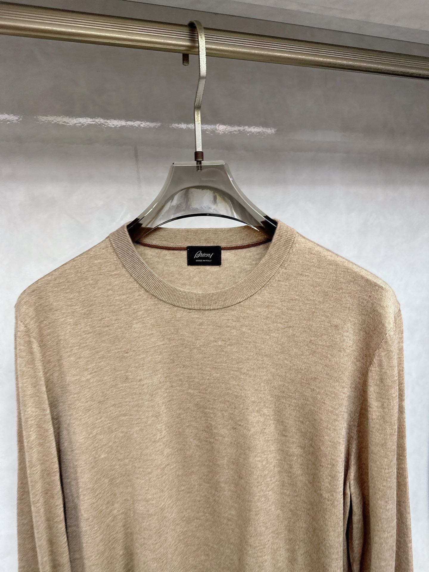 😊 男士圆领羊毛衫，圆领设计简约经典，而且作为时尚界的“万能公式”，圆领T恤与任何下装搭配都毫无违和感。