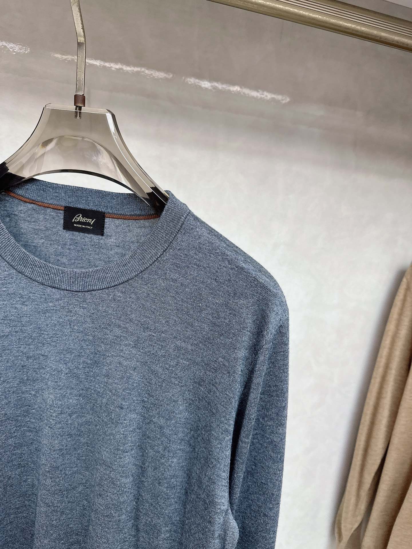 😊 男士圆领羊毛衫，圆领设计简约经典，而且作为时尚界的“万能公式”，圆领T恤与任何下装搭配都毫无违和感。