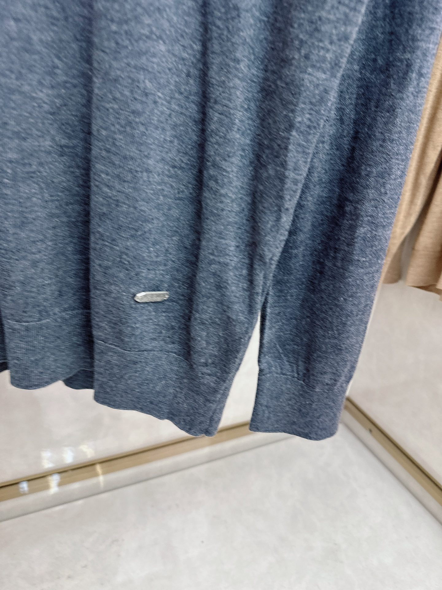 😊 男士圆领羊毛衫，圆领设计简约经典，而且作为时尚界的“万能公式”，圆领T恤与任何下装搭配都毫无违和感。