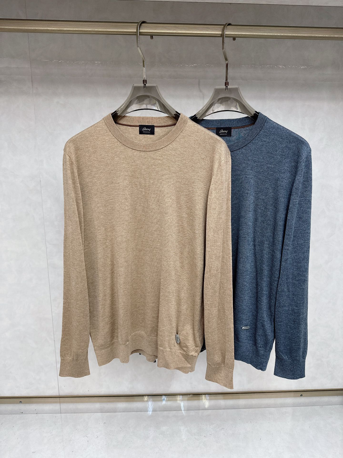 😊 男士圆领羊毛衫，圆领设计简约经典，而且作为时尚界的“万能公式”，圆领T恤与任何下装搭配都毫无违和感。