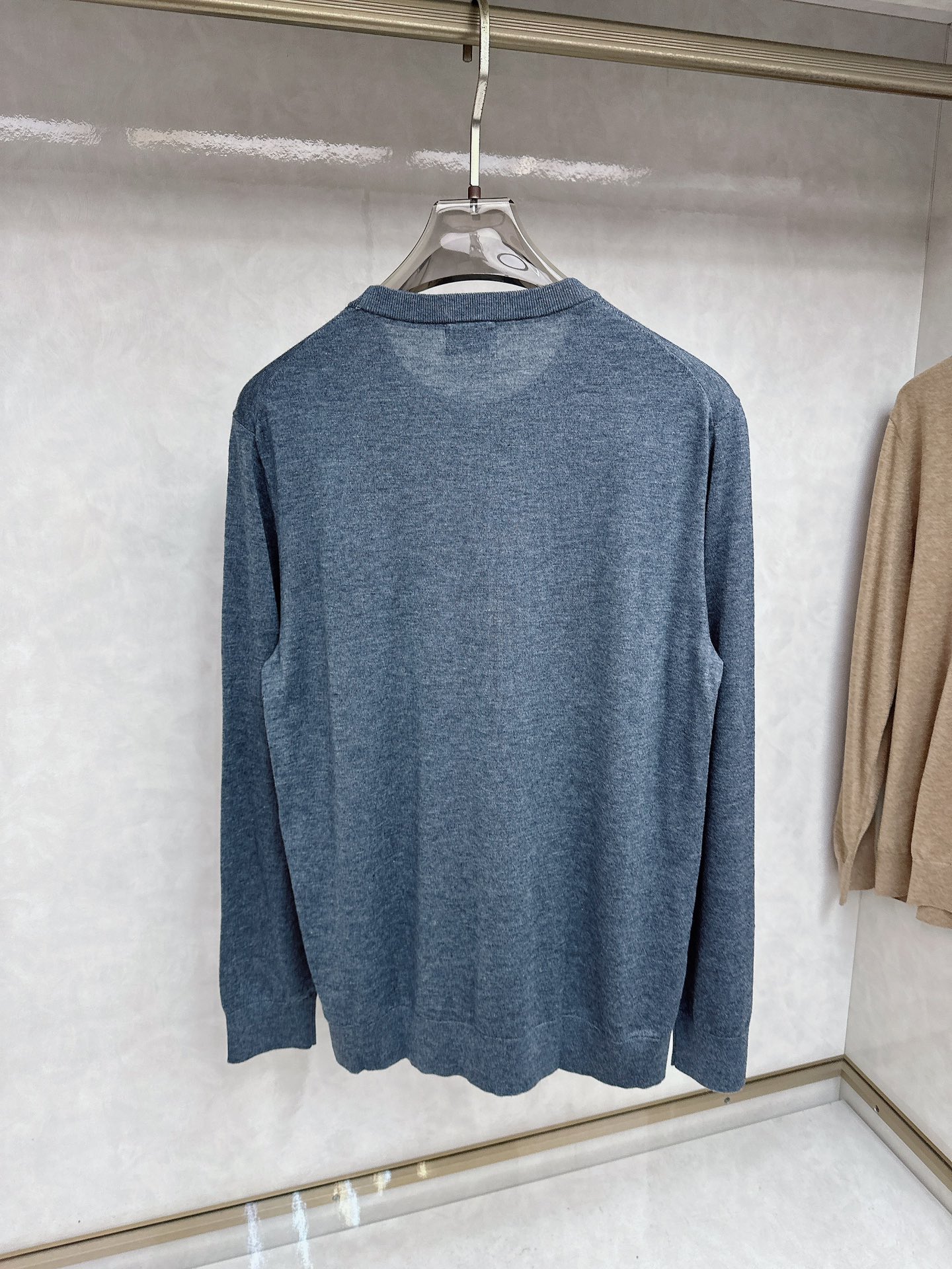 😊 男士圆领羊毛衫，圆领设计简约经典，而且作为时尚界的“万能公式”，圆领T恤与任何下装搭配都毫无违和感。