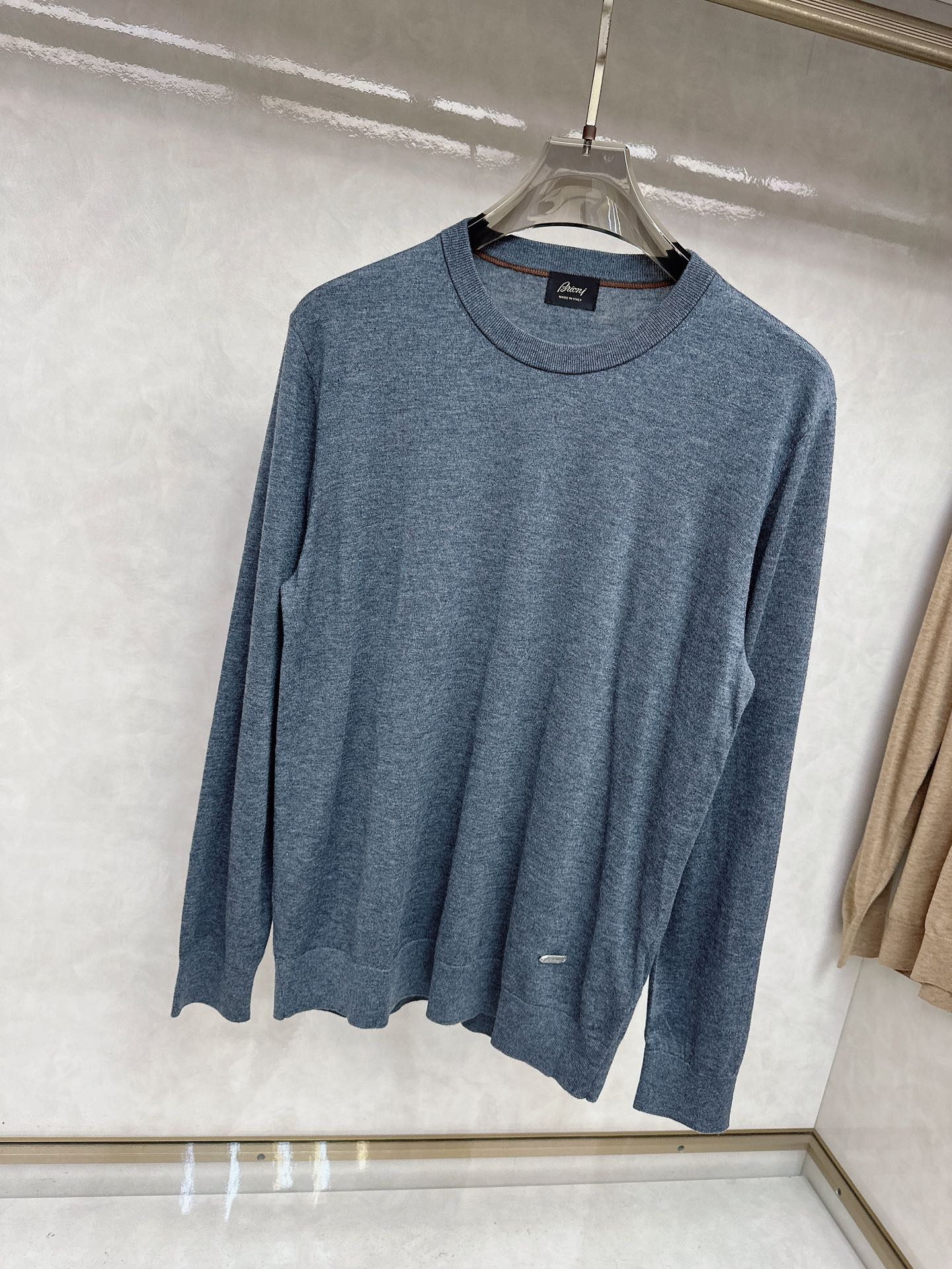 😊 男士圆领羊毛衫，圆领设计简约经典，而且作为时尚界的“万能公式”，圆领T恤与任何下装搭配都毫无违和感。