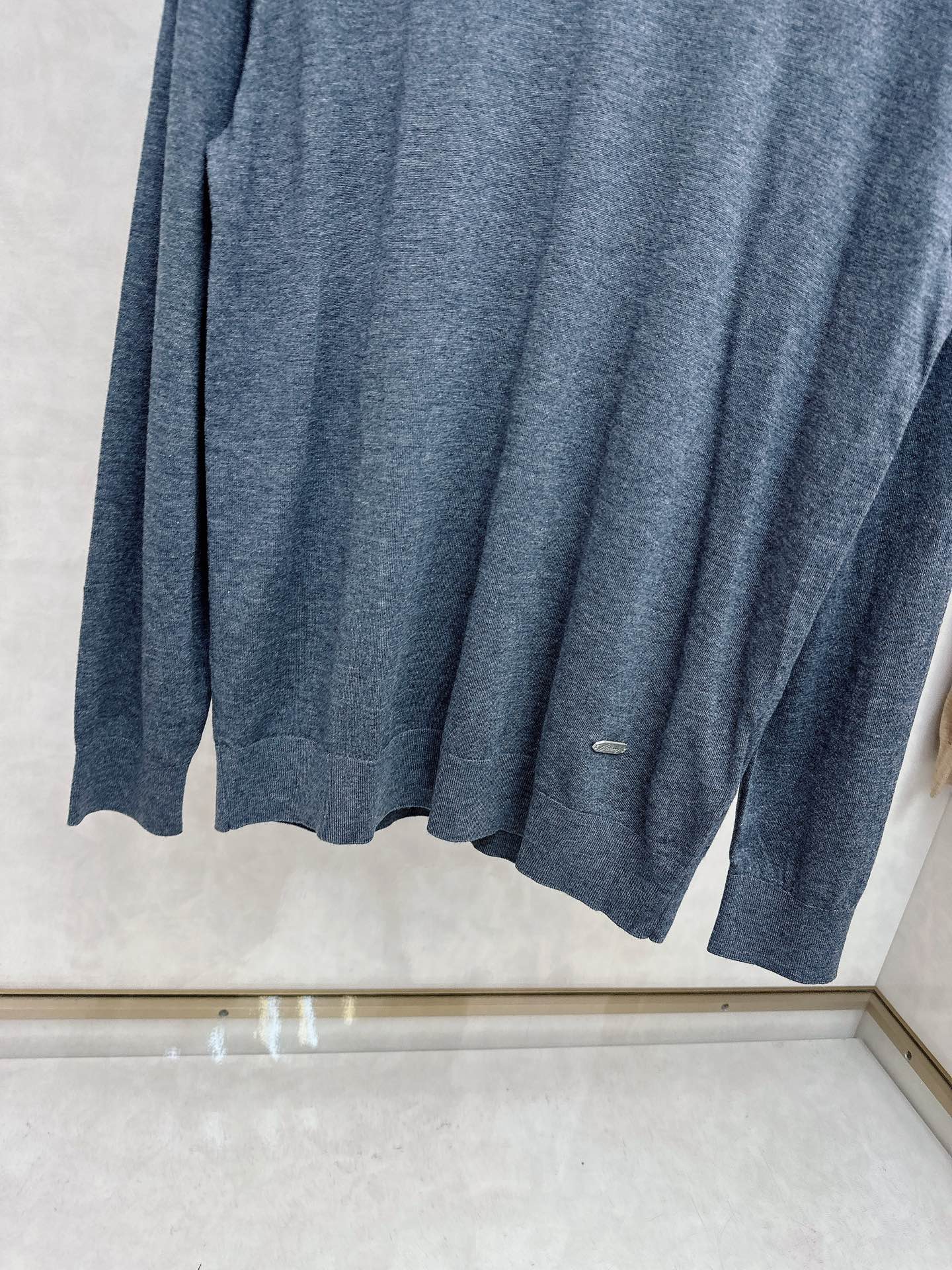 😊 男士圆领羊毛衫，圆领设计简约经典，而且作为时尚界的“万能公式”，圆领T恤与任何下装搭配都毫无违和感。