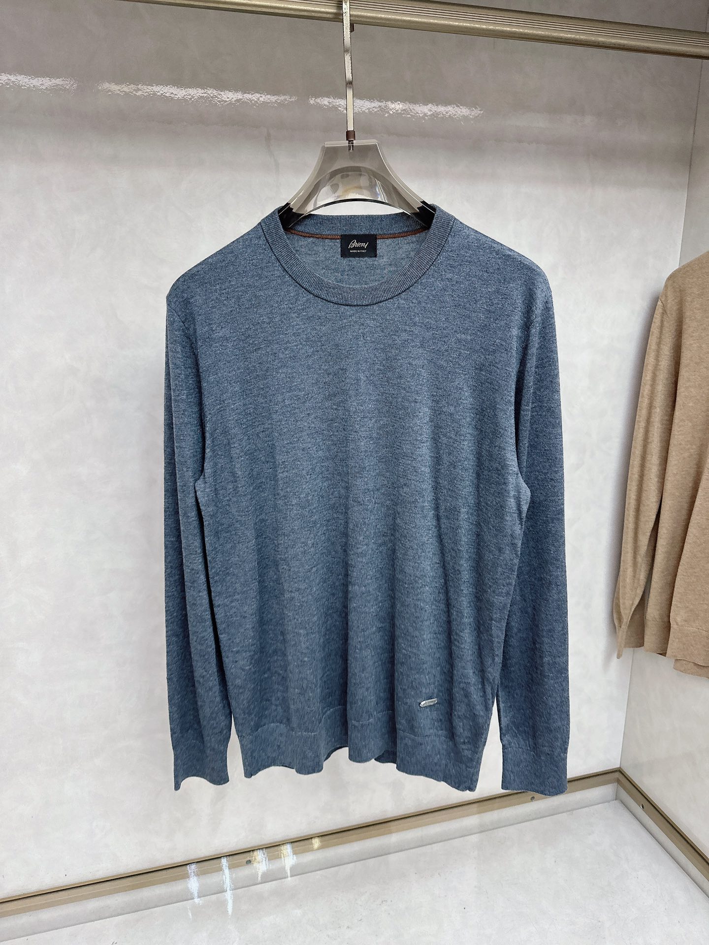 😊 男士圆领羊毛衫，圆领设计简约经典，而且作为时尚界的“万能公式”，圆领T恤与任何下装搭配都毫无违和感。