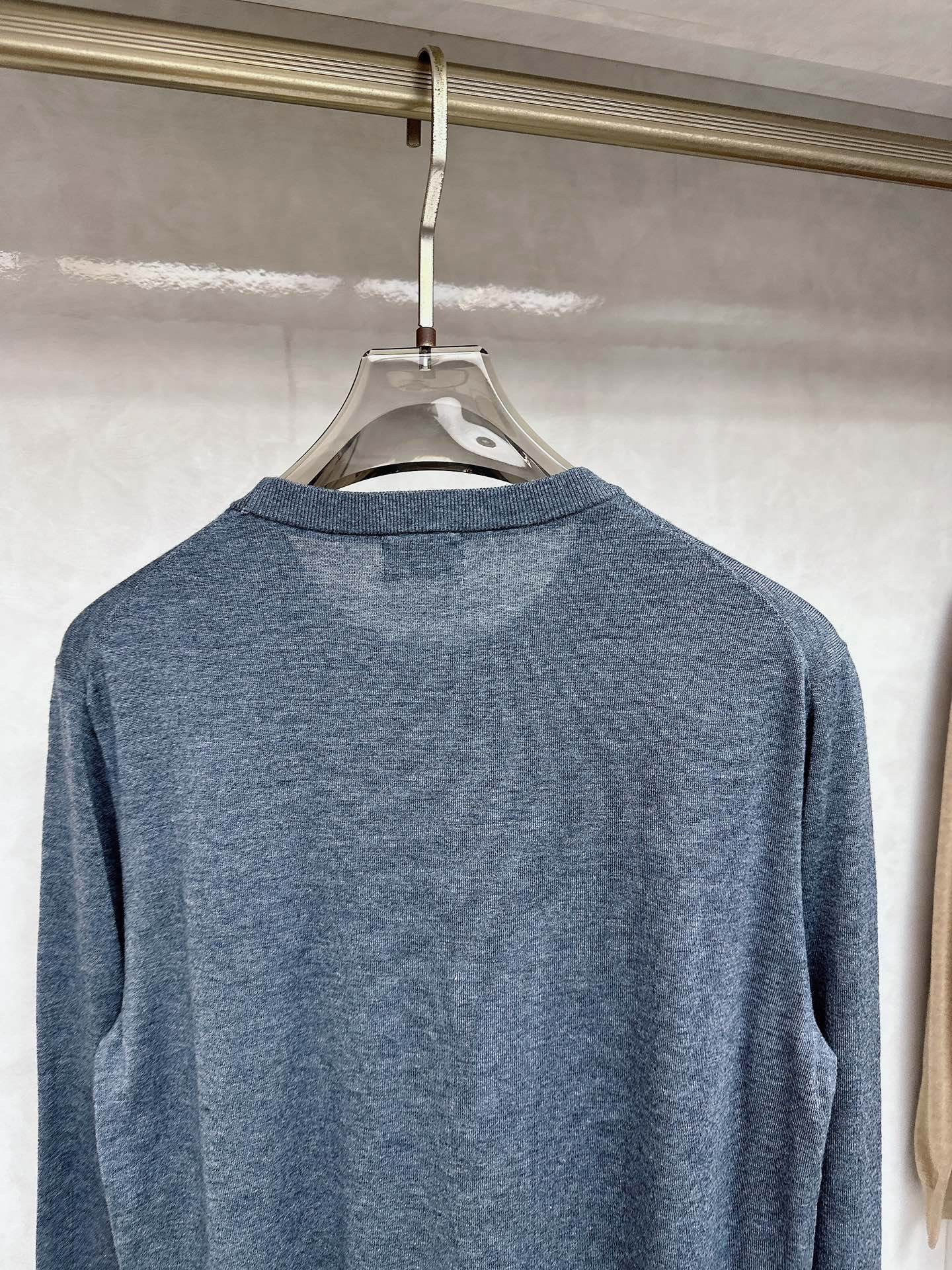 😊 男士圆领羊毛衫，圆领设计简约经典，而且作为时尚界的“万能公式”，圆领T恤与任何下装搭配都毫无违和感。