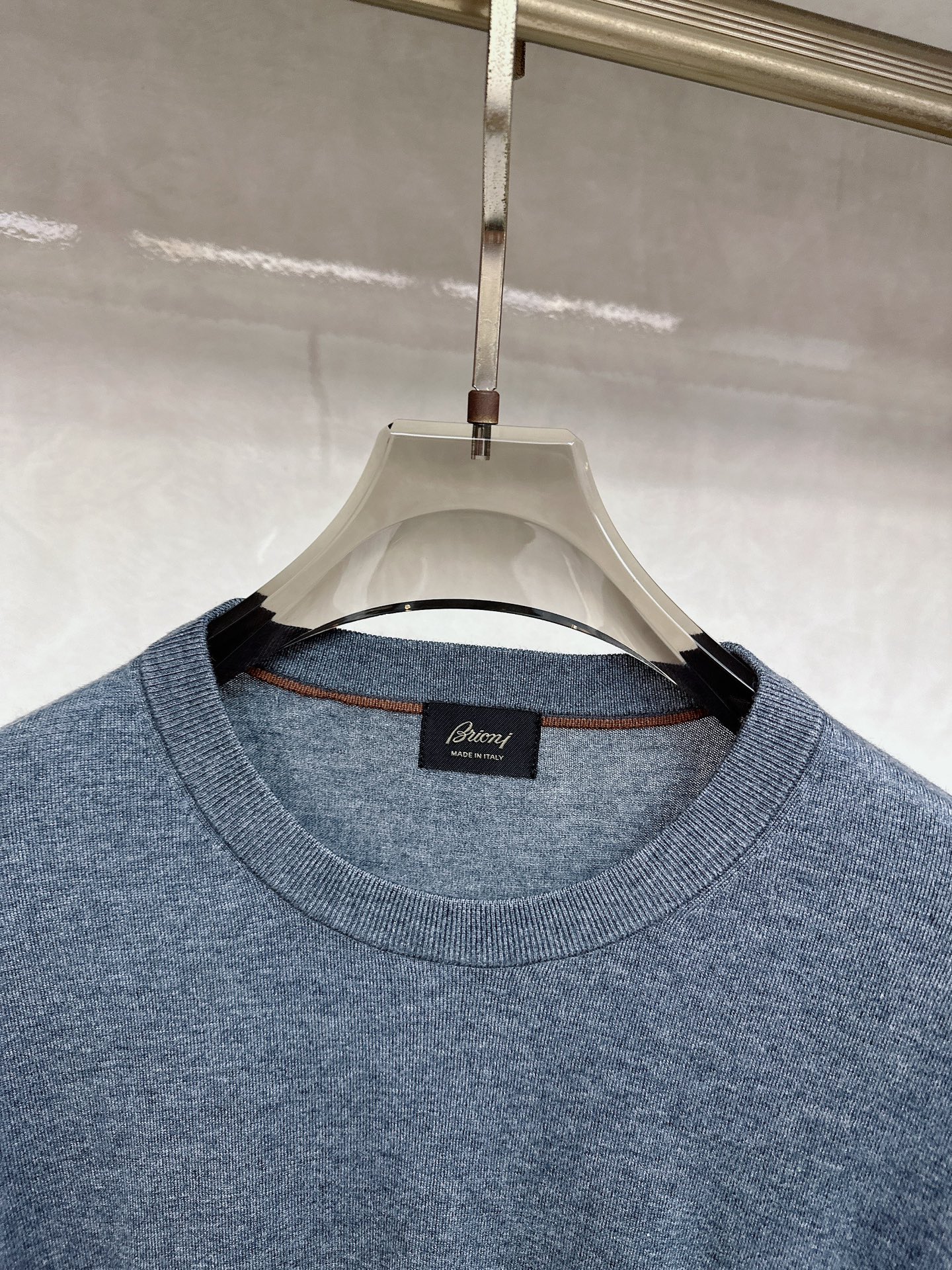 😊 男士圆领羊毛衫，圆领设计简约经典，而且作为时尚界的“万能公式”，圆领T恤与任何下装搭配都毫无违和感。