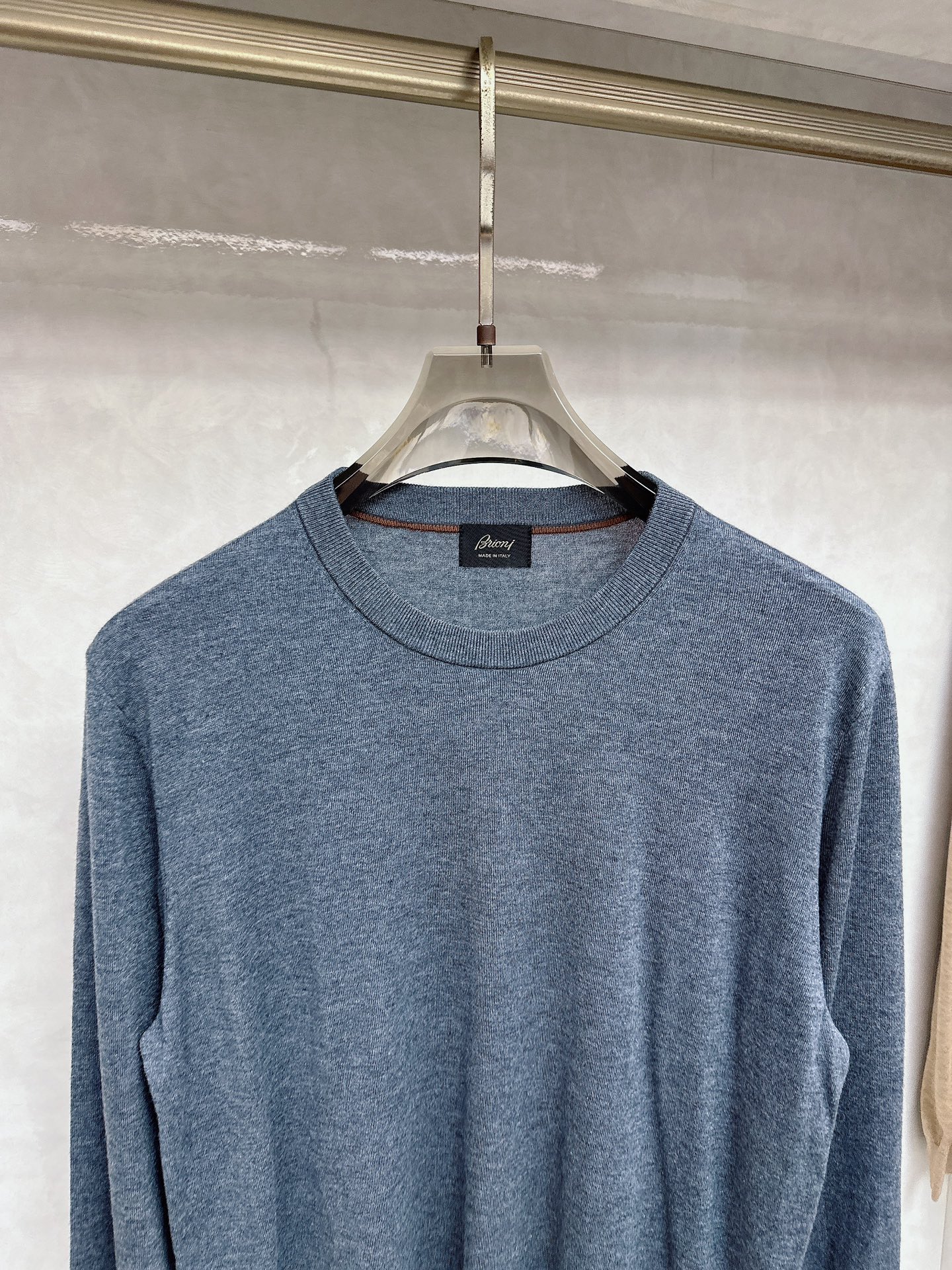 😊 男士圆领羊毛衫，圆领设计简约经典，而且作为时尚界的“万能公式”，圆领T恤与任何下装搭配都毫无违和感。