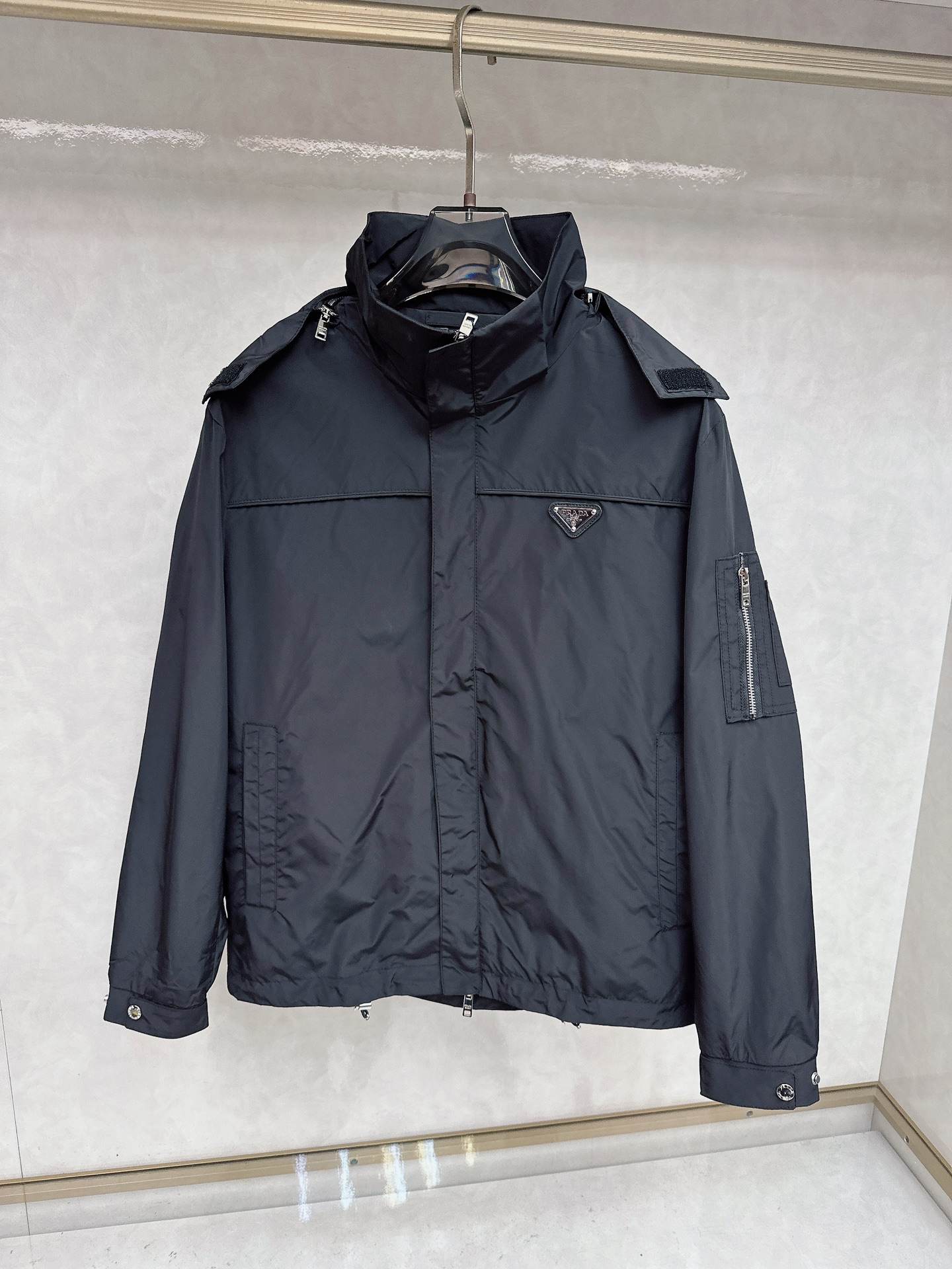 P350 Prada Mismo estilo que el sitio web oficial, completo con tres etiquetas, a la venta por adelantado. Nueva chaquet…