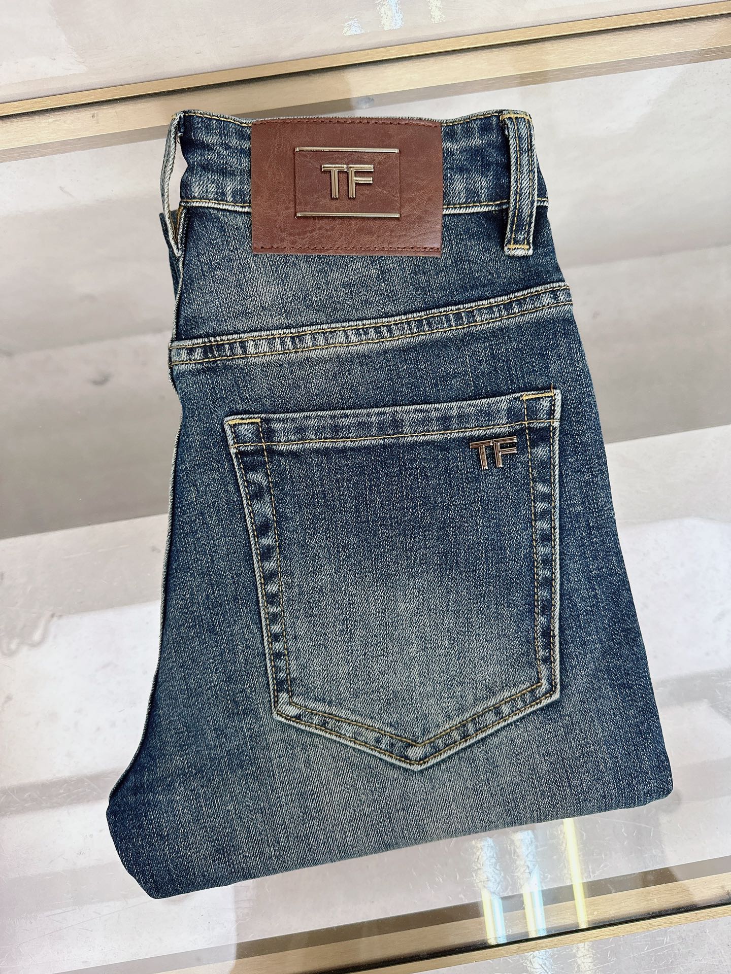 NO:611699,TF's new autumn and winter styles are now on the market, the original hot-selling jeans are super customized, original hardware, super heavy craftsmanship, awesome style, impeccable details and workmanship!  The style is not picky, it is very high-end, good stuff waits for no one, if you like it, hurry up and get it, sizes 28-38, no 35 37,,tom ford,jeans,alexander wang19860909TF 秋冬新款现货上市,原单爆款牛仔裤超级定制款,原版五金,超级重工工艺,版型超赞细节做工无可挑剔！款式不挑人,特别高档,好货不等人,看中赶紧下手,尺码28-38 无35 37,,tom ford,jeans,alexander wang,Men's clothing