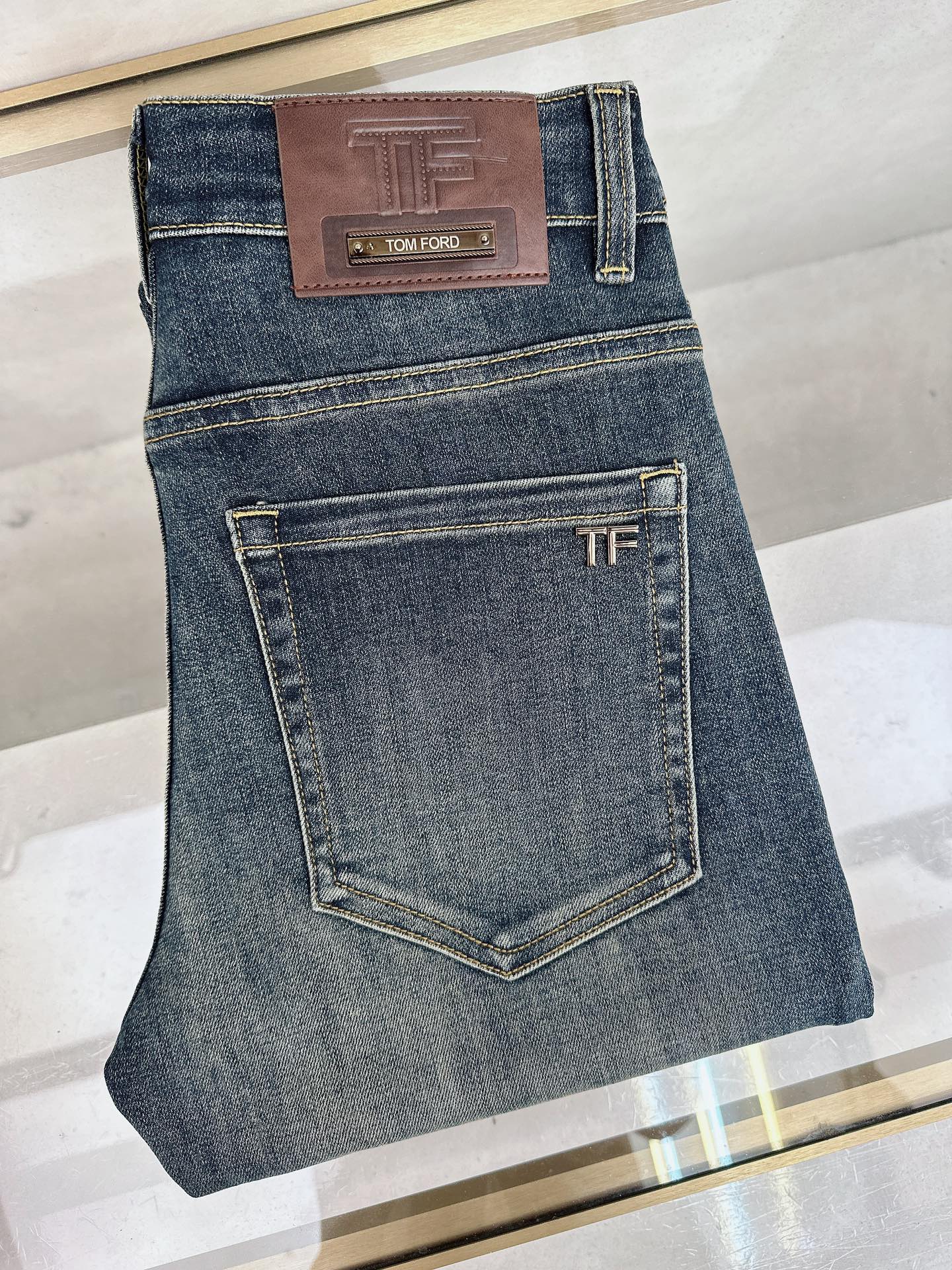 NO:611707,TF's new autumn and winter styles are now on the market, the original hot-selling jeans are super customized, original hardware, super heavy craftsmanship, awesome style, impeccable details and workmanship!  The style is not picky, it is very high-end, good stuff waits for no one, if you like it, hurry up and get it, sizes 28-38, no 35 37,,tom ford,jeans,alexander wang19860909TF 秋冬新款现货上市,原单爆款牛仔裤超级定制款,原版五金,超级重工工艺,版型超赞细节做工无可挑剔！款式不挑人,特别高档,好货不等人,看中赶紧下手,尺码28-38 无35 37,,tom ford,jeans,alexander wang,Men's clothing