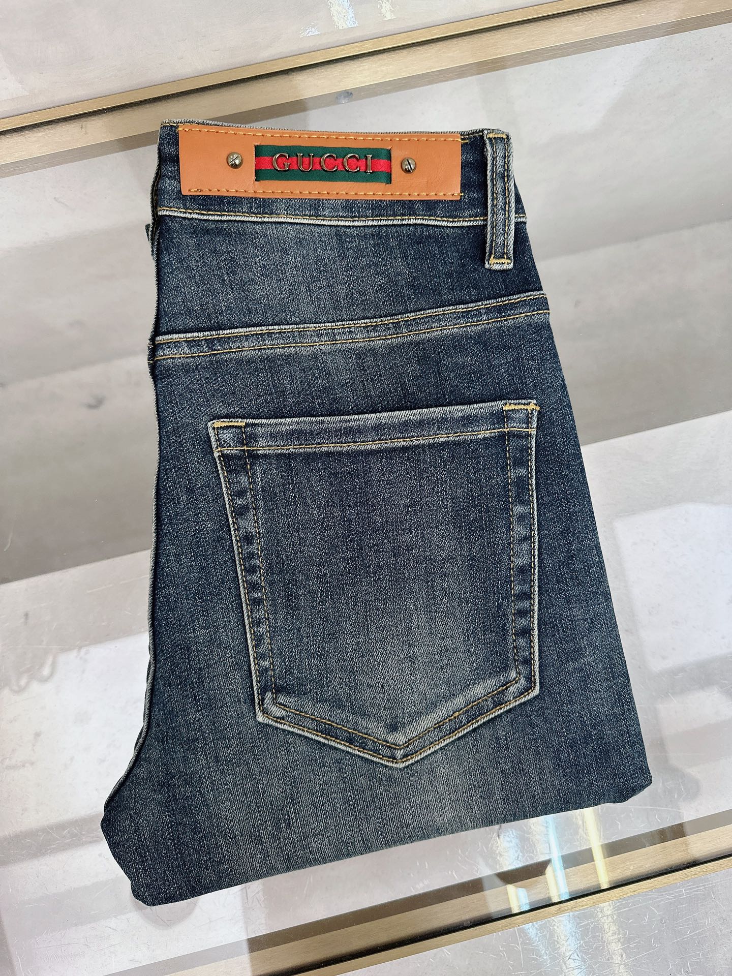 NO:611711,Gucci's new autumn and winter styles are now available, the original hot-selling jeans are super customized, original hardware, super heavy craftsmanship, awesome styles and impeccable details!  The style is not picky, very high-end, good stuff waits for no one, if you like it, hurry up and get it, sizes 28-38, no 35 37,,jeans,alexander wang19860909古奇 秋冬新款现货上市,原单爆款牛仔裤超级定制款,原版五金,超级重工工艺,版型超赞细节做工无可挑剔！款式不挑人,特别高档,好货不等人,看中赶紧下手,尺码28-38 无35 37,,jeans,alexander wang,Men's clothing