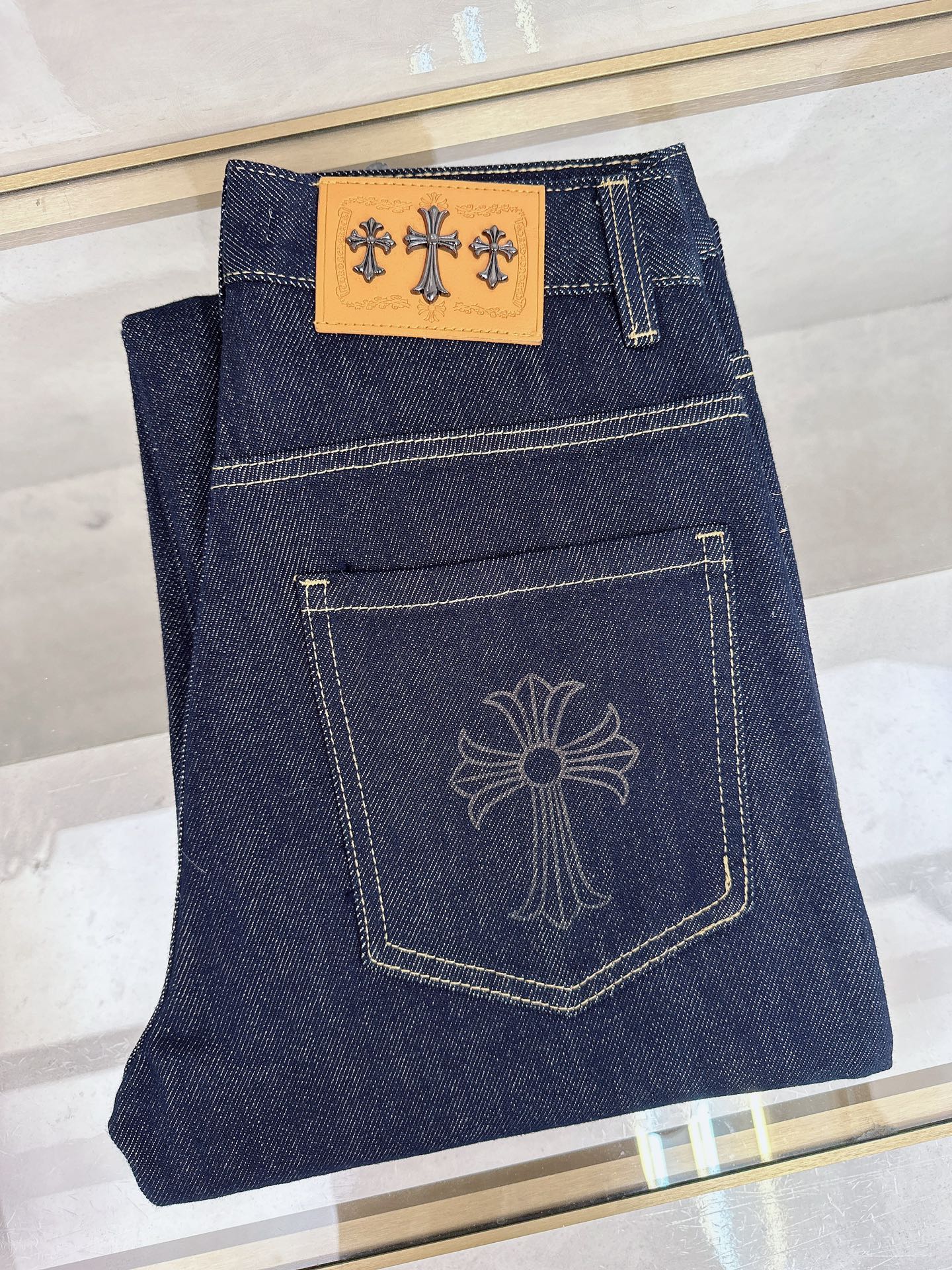 NO:611715,Croxin's new autumn and winter styles are now in stock. The original hot-selling jeans are super customized, with original hardware, super heavy craftsmanship, awesome styles, and impeccable workmanship!  The style is not picky, very high-end, good stuff waits for no one, if you like it, hurry up and get it, sizes 28-38, no 35 37,,chrome hearts,jeans,alexander wang19860909克罗心 秋冬新款现货上市,原单爆款牛仔裤超级定制款,原版五金,超级重工工艺,版型超赞细节做工无可挑剔！款式不挑人,特别高档,好货不等人,看中赶紧下手,尺码28-38 无35 37,,chrome hearts,jeans,alexander wang,Men's clothing