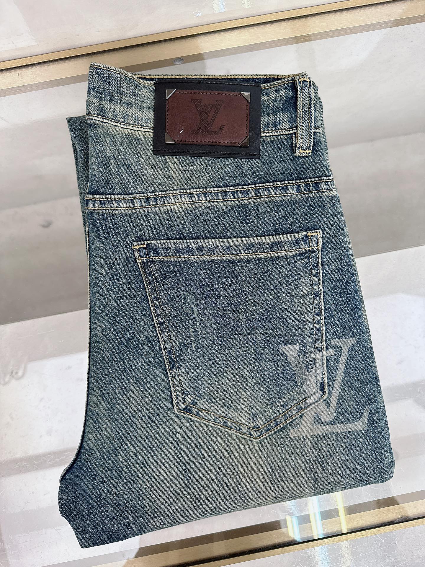NO:611719,LV's new autumn and winter styles are now available, the original hot-selling jeans are super customized, original hardware, super heavy craftsmanship, awesome styles and impeccable details!  The style is not picky, it is very high-end, good stuff waits for no one, if you like it, hurry up and get it, sizes 28-38, no 35 37,, louis vuitton, jeans, alexander wang19860909LV 秋冬新款现货上市,原单爆款牛仔裤超级定制款,原版五金,超级重工工艺,版型超赞细节做工无可挑剔！款式不挑人,特别高档,好货不等人,看中赶紧下手,尺码28-38 无35 37,,louis vuitton,jeans,alexander wang,Men's clothing