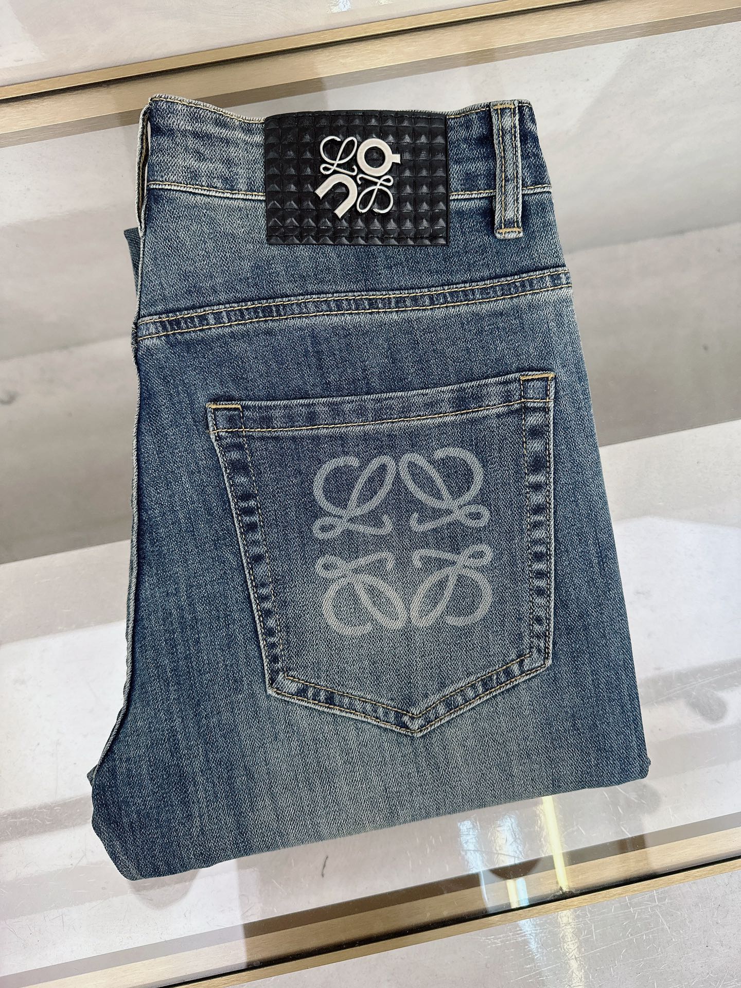 NO:611723,Luo Yiwei's new autumn and winter styles are now available, the original hot-selling jeans are super customized, original hardware, super heavy craftsmanship, awesome style, impeccable details and workmanship!  The style is not picky, it is very high-end, good stuff waits for no one, if you like it, hurry up and get it, sizes 28-38, no 35 37,, loewe, jeans, alexander wang19860909罗意威 秋冬新款现货上市,原单爆款牛仔裤超级定制款,原版五金,超级重工工艺,版型超赞细节做工无可挑剔！款式不挑人,特别高档,好货不等人,看中赶紧下手,尺码28-38 无35 37,,loewe,jeans,alexander wang,Men's clothing