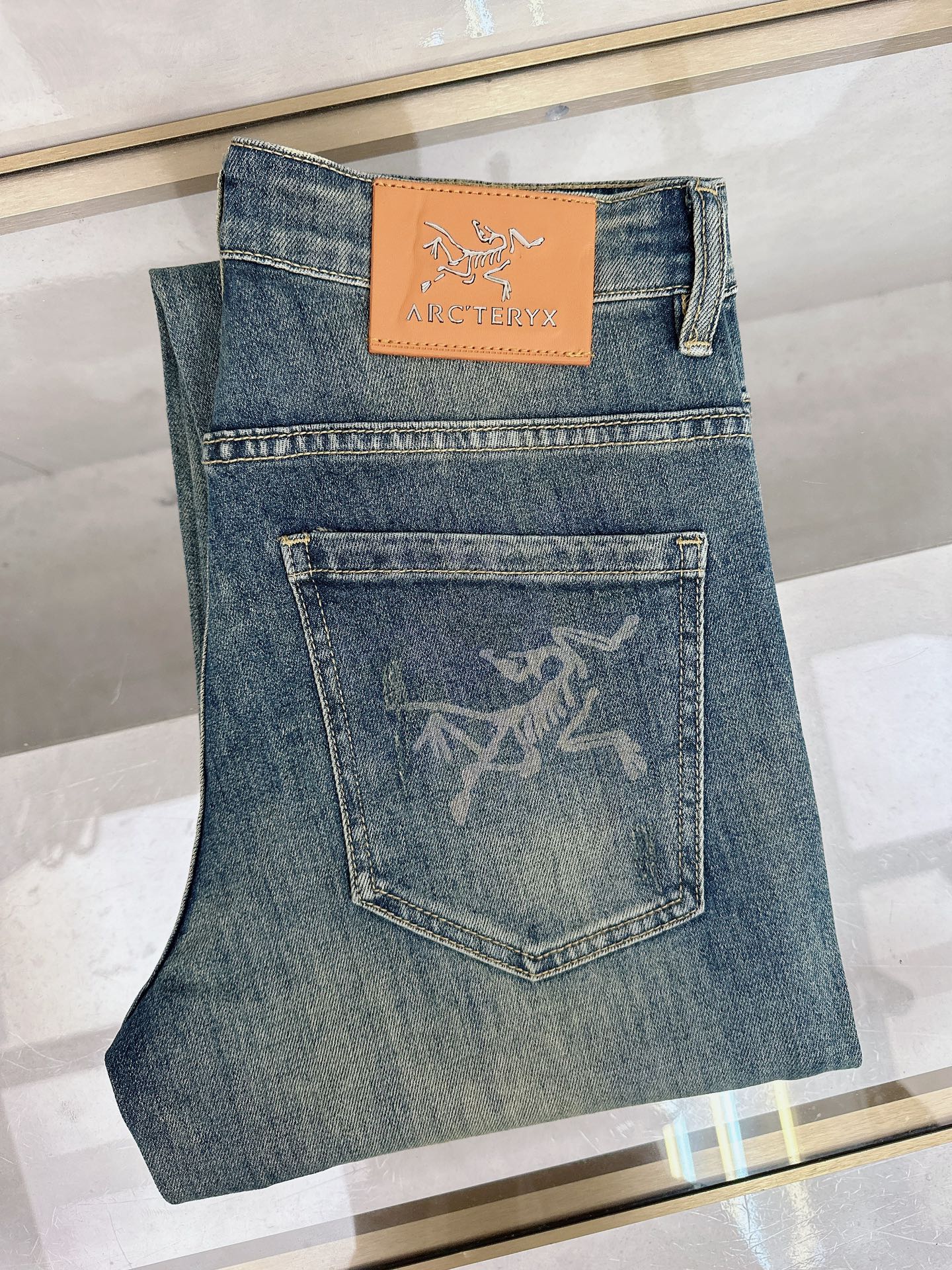 NO:611730,Archaeopteryx's new autumn and winter styles are now on the market, the original hot-selling jeans are super customized, original hardware, super heavy craftsmanship, awesome styles and impeccable details!  The style is not picky, it is very high-end, good stuff waits for no one, if you like it, hurry up and get it, sizes 28-38, no 35 37, arc'teryx, jeans, alexander wang19860909始祖鸟 秋冬新款现货上市,原单爆款牛仔裤超级定制款,原版五金,超级重工工艺,版型超赞细节做工无可挑剔！款式不挑人,特别高档,好货不等人,看中赶紧下手,尺码28-38 无35 37,arc'teryx,jeans,alexander wang,Men's clothing