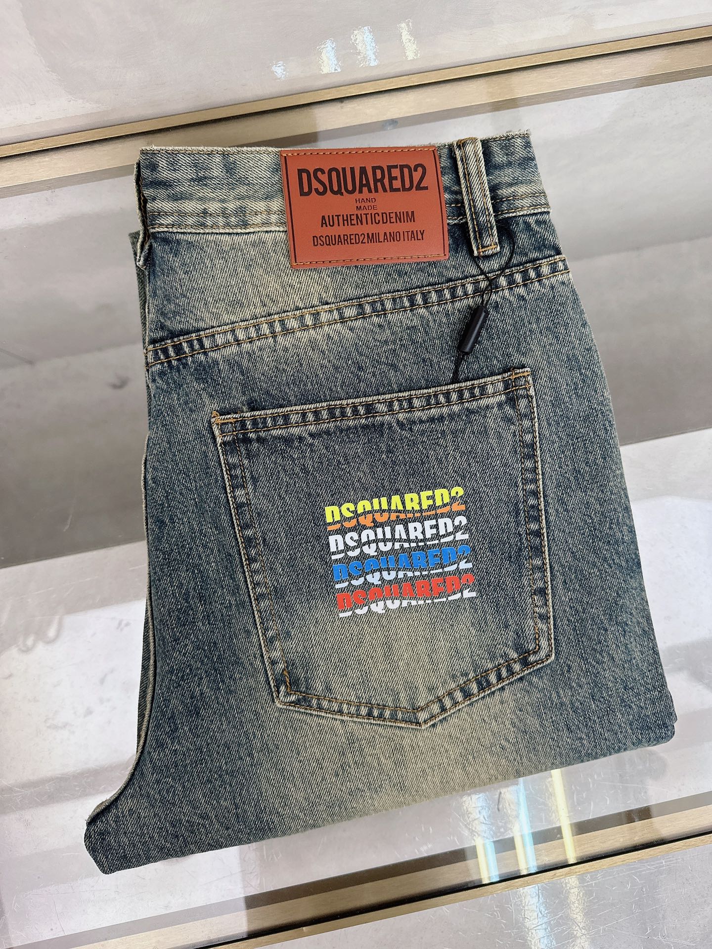 NO:611757,D2 new fall and winter new models are on sale simultaneously on the official website, new fall and winter men's casual jeans, original quality, customized original denim fabric, logo pattern design, body original hardware accessories decoration, three-dimensional and clear, c super trendy personality, fashionable and stylish upper body!  Must-have items for trendy men, sizes 29-38,,jeans,alexander wang19860909D2 秋冬新款官网同步发售,秋冬新品男士休闲牛仔裤,原单品质,定制原版牛仔面料,logo图案设计,身原版五金辅料装饰,立体清晰,c超级潮流个性,上身时尚有型！潮男必备单品 码数29-38,,jeans,alexander wang,Men's clothing