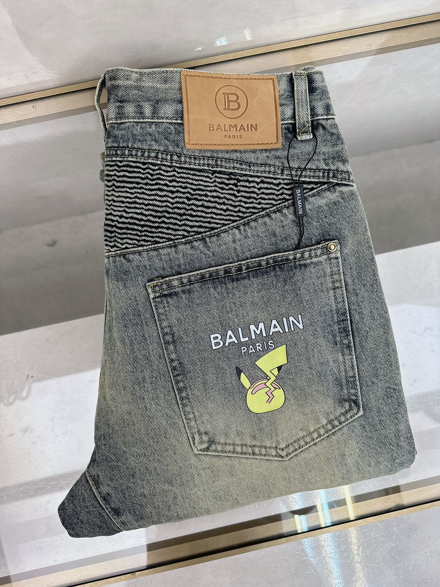 NO:611731,Balmain's new autumn and winter official website is on sale simultaneously, new autumn and winter men's casual jeans, original quality, customized original denim fabric, logo pattern design, body decoration with original hardware accessories, three-dimensional and clear, c super trendy personality, fashionable and stylish upper body!  Must-have items for trendy men in sizes 29-38, balmain, jeans, alexander wang19860909巴尔曼 秋冬新款官网同步发售,秋冬新品男士休闲牛仔裤,原单品质,定制原版牛仔面料,logo图案设计,身原版五金辅料装饰,立体清晰,c超级潮流个性,上身时尚有型！潮男必备单品 码数29-38,,balmain,jeans,alexander wang,Men's clothing