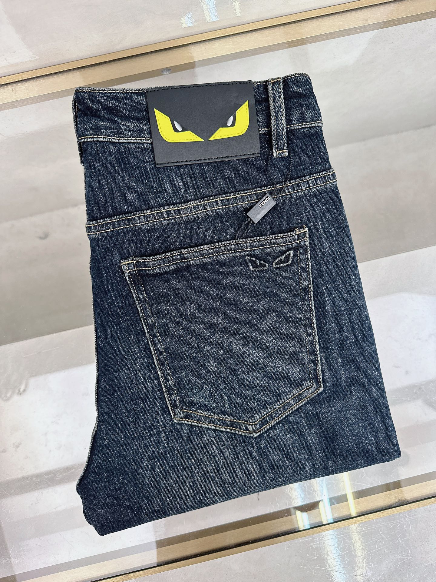 NO:611736,Fendi's new autumn and winter official website is on sale simultaneously, new autumn and winter men's casual jeans, original quality, customized original denim fabric, logo pattern design, body original hardware accessories decoration, three-dimensional and clear, c super trendy personality, fashionable and stylish upper body!  Must-have items for trendy men in sizes 29-38, fendi, jeans, alexander wang19860909芬迪 秋冬新款官网同步发售,秋冬新品男士休闲牛仔裤,原单品质,定制原版牛仔面料,logo图案设计,身原版五金辅料装饰,立体清晰,c超级潮流个性,上身时尚有型！潮男必备单品 码数29-38,,fendi,jeans,alexander wang,Men's clothing