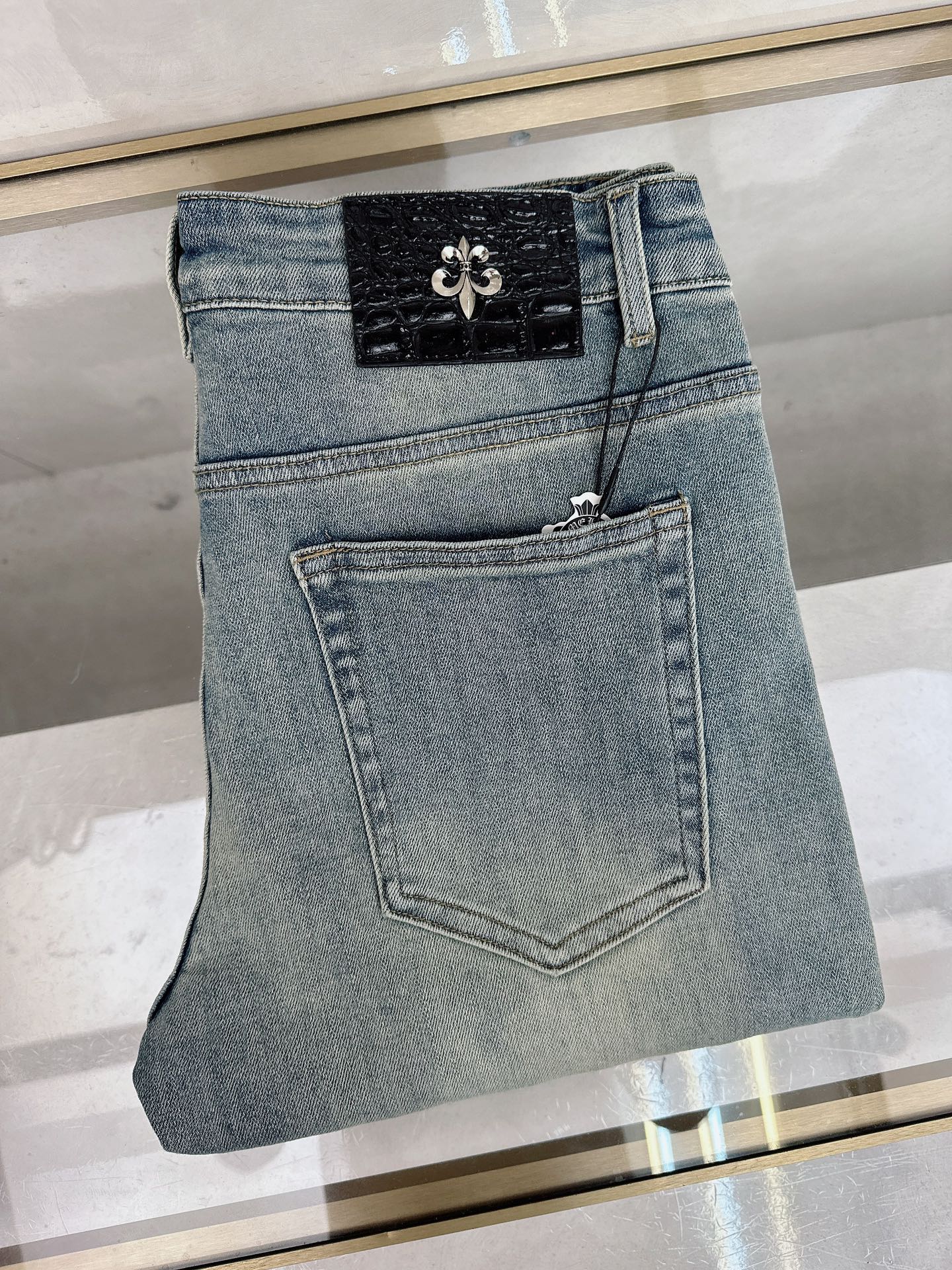 NO:611739,Kroxin's new autumn and winter official website is on sale simultaneously, new autumn and winter men's casual jeans, original quality, customized original denim fabric, logo pattern design, body original hardware accessories decoration, three-dimensional and clear, c super trendy personality, fashionable and stylish upper body!  Must-have items for trendy men, sizes 29-38, chrome hearts, jeans, alexander wang19860909克罗心 秋冬新款官网同步发售,秋冬新品男士休闲牛仔裤,原单品质,定制原版牛仔面料,logo图案设计,身原版五金辅料装饰,立体清晰,c超级潮流个性,上身时尚有型！潮男必备单品 码数29-38,,chrome hearts,jeans,alexander wang,Men's clothing