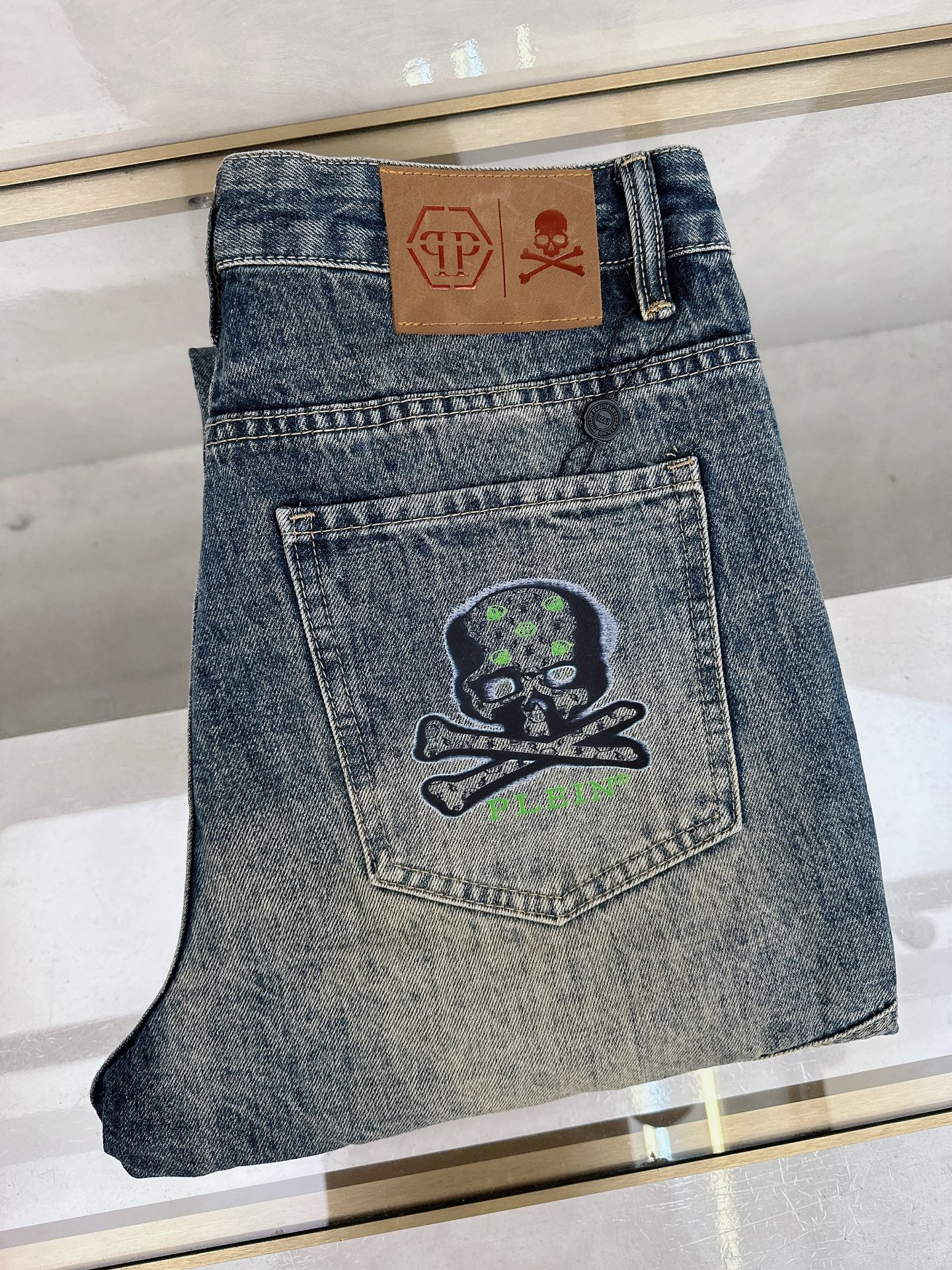 NO:611742,PP's new autumn and winter official website is on sale simultaneously, new autumn and winter men's casual jeans, original quality, customized original denim fabric, logo pattern design, body decoration with original hardware accessories, three-dimensional and clear, c super trendy personality, fashionable and stylish upper body!  Must-have items for trendy men, sizes 29-38,,jeans,alexander wang19860909PP 秋冬新款官网同步发售,秋冬新品男士休闲牛仔裤,原单品质,定制原版牛仔面料,logo图案设计,身原版五金辅料装饰,立体清晰,c超级潮流个性,上身时尚有型！潮男必备单品 码数29-38,,jeans,alexander wang,Men's clothing