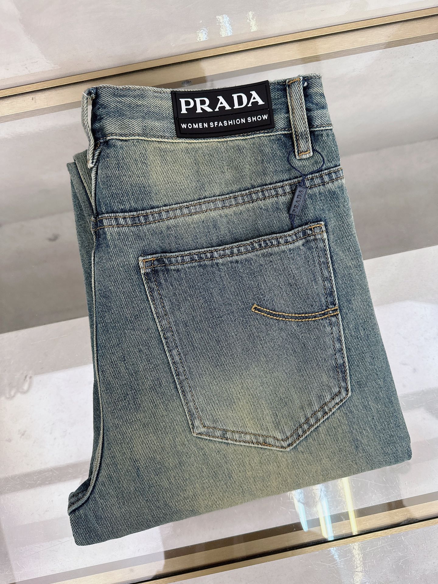 NO:611745,Prada 2025 autumn and winter new models are on sale simultaneously on the official website. 2025 autumn and winter new men's casual jeans, original quality, customized original denim fabric, logo pattern design, body original hardware accessories decoration, three-dimensional and clear, c super trendy personality, fashionable and stylish upper body!  Must-have items for trendy men in sizes 29-38, prada, jeans, alexander wang19860909普拉达 2025秋冬新款官网同步发售,2025秋冬新品男士休闲牛仔裤,原单品质,定制原版牛仔面料,logo图案设计,身原版五金辅料装饰,立体清晰,c超级潮流个性,上身时尚有型！潮男必备单品 码数29-38,,prada,jeans,alexander wang,Men's clothing