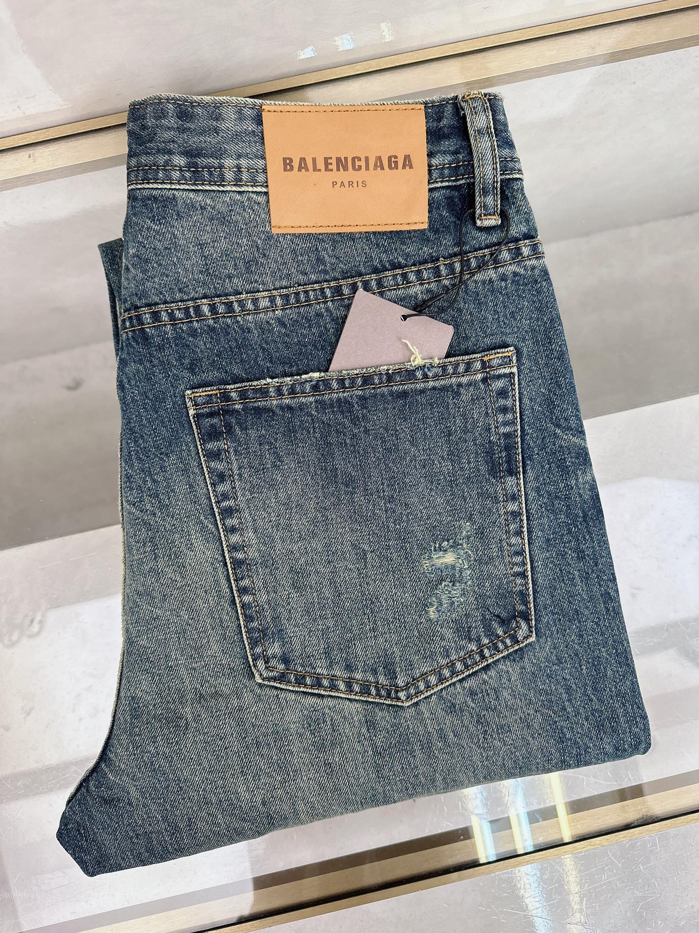 NO:611747,Balenciaga's 2025 autumn and winter new models are on sale simultaneously on the official website. The 2025 autumn and winter new men's casual jeans are original quality, customized original denim fabrics, logo pattern design, body decoration with original hardware accessories, three-dimensional and clear, c super trendy personality, fashionable and stylish upper body!  Must-have items for trendy men in sizes 29-38, balenciaga, jeans, alexander wang19860909巴黎世家 2025秋冬新款官网同步发售,2025秋冬新品男士休闲牛仔裤,原单品质,定制原版牛仔面料,logo图案设计,身原版五金辅料装饰,立体清晰,c超级潮流个性,上身时尚有型！潮男必备单品 码数29-38,,balenciaga,jeans,alexander wang,Men's clothing