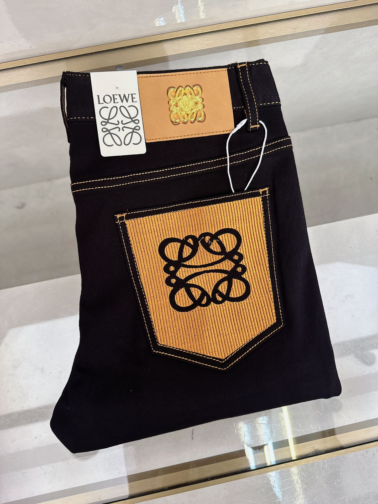 NO:611738,Luo Yiwei's new autumn and winter official website is on sale simultaneously, new autumn and winter men's casual jeans, original quality, customized original denim fabric, logo pattern design, body decoration with original hardware accessories, three-dimensional and clear, c super trendy personality, fashionable and stylish upper body!  Must-have items for trendy men in sizes 29-38, loewe, jeans, alexander wang19860909罗意威 秋冬新款官网同步发售,秋冬新品男士休闲牛仔裤,原单品质,定制原版牛仔面料,logo图案设计,身原版五金辅料装饰,立体清晰,c超级潮流个性,上身时尚有型！潮男必备单品 码数29-38,,loewe,jeans,alexander wang,Men's clothing