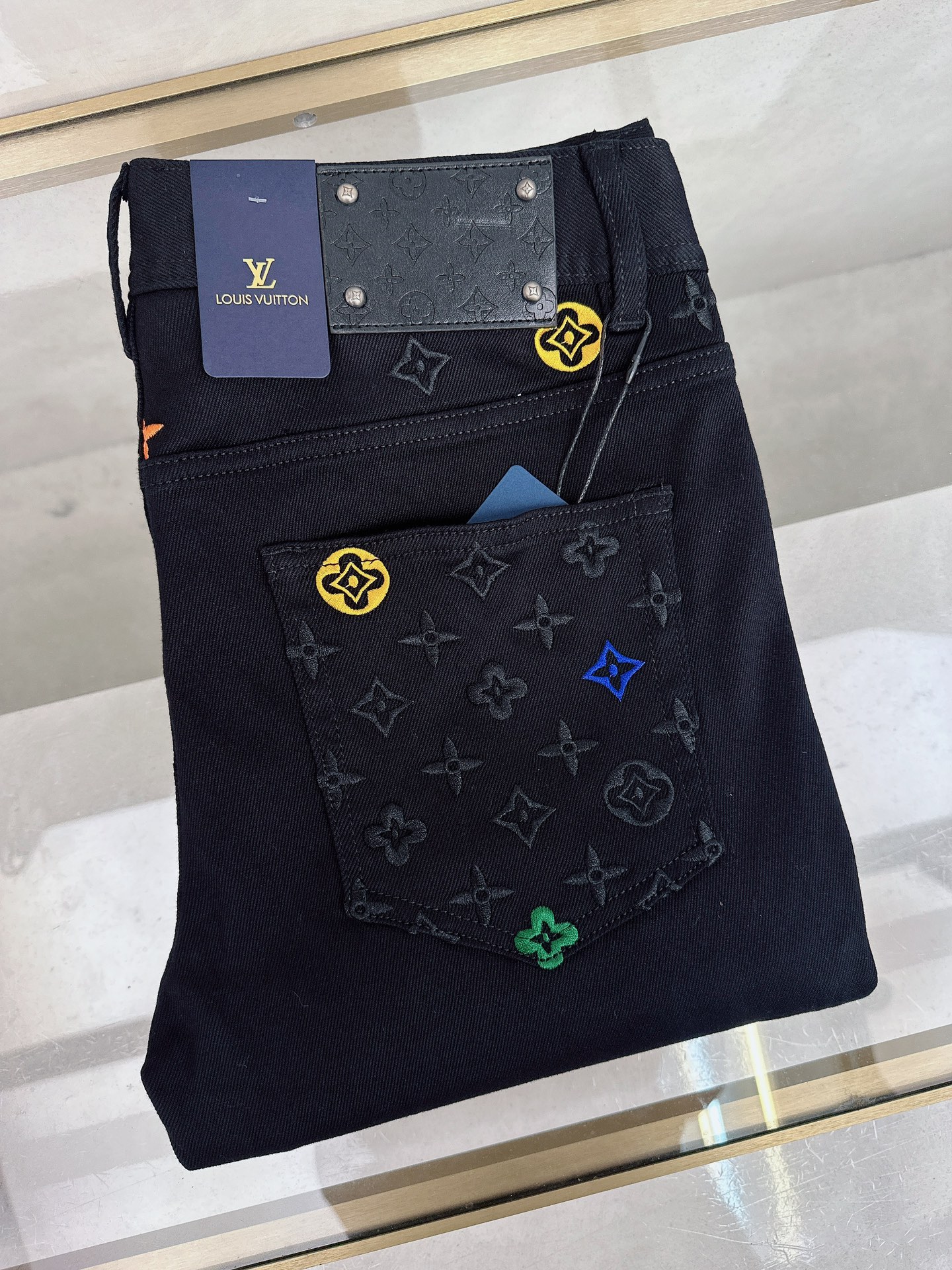 NO:611744,LV new autumn and winter official website is on sale at the same time, new autumn and winter men's casual jeans, original quality, customized original denim fabric, logo pattern design, body original hardware accessories decoration, three-dimensional and clear, c super trendy personality, fashionable and stylish upper body!  Must-have items for trendy men, sizes 29-38, Louis Vuitton, Jeans, Alexander Wang19860909LV 秋冬新款官网同步发售,秋冬新品男士休闲牛仔裤,原单品质,定制原版牛仔面料,logo图案设计,身原版五金辅料装饰,立体清晰,c超级潮流个性,上身时尚有型！潮男必备单品 码数29-38,,louis vuitton,jeans,alexander wang,Men's clothing