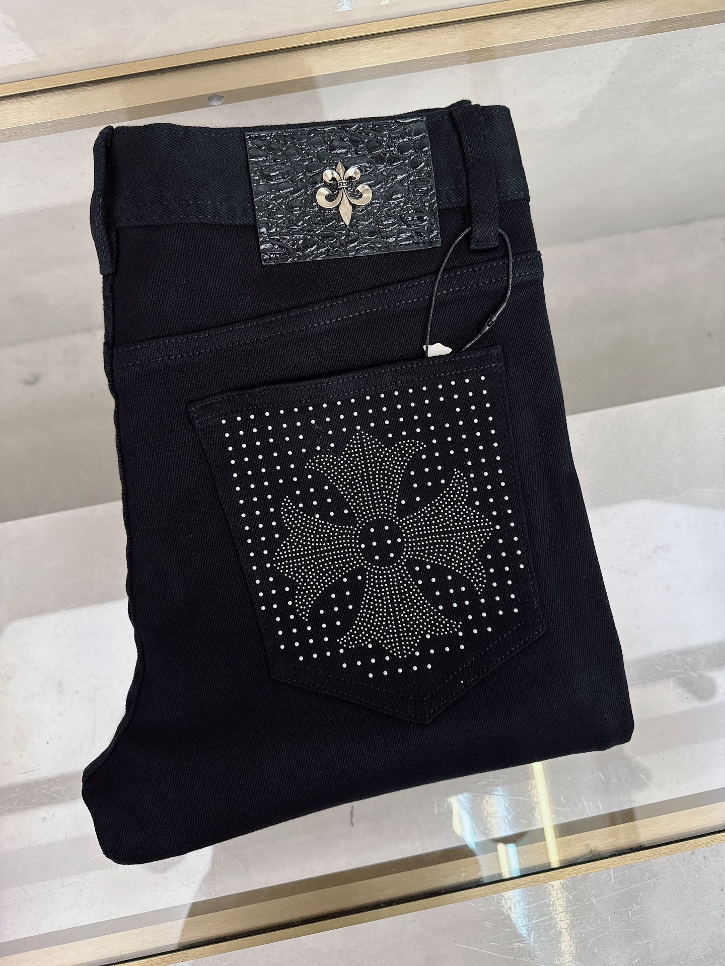 NO:611750,Kroxin's new autumn and winter official website is on sale simultaneously, new autumn and winter men's casual jeans, original quality, customized original denim fabric, logo pattern design, body original hardware accessories decoration, three-dimensional and clear, c super trendy personality, fashionable and stylish upper body!  Must-have items for trendy men, sizes 29-38, chrome hearts, jeans, alexander wang19860909克罗心 秋冬新款官网同步发售,秋冬新品男士休闲牛仔裤,原单品质,定制原版牛仔面料,logo图案设计,身原版五金辅料装饰,立体清晰,c超级潮流个性,上身时尚有型！潮男必备单品 码数29-38,,chrome hearts,jeans,alexander wang,Men's clothing