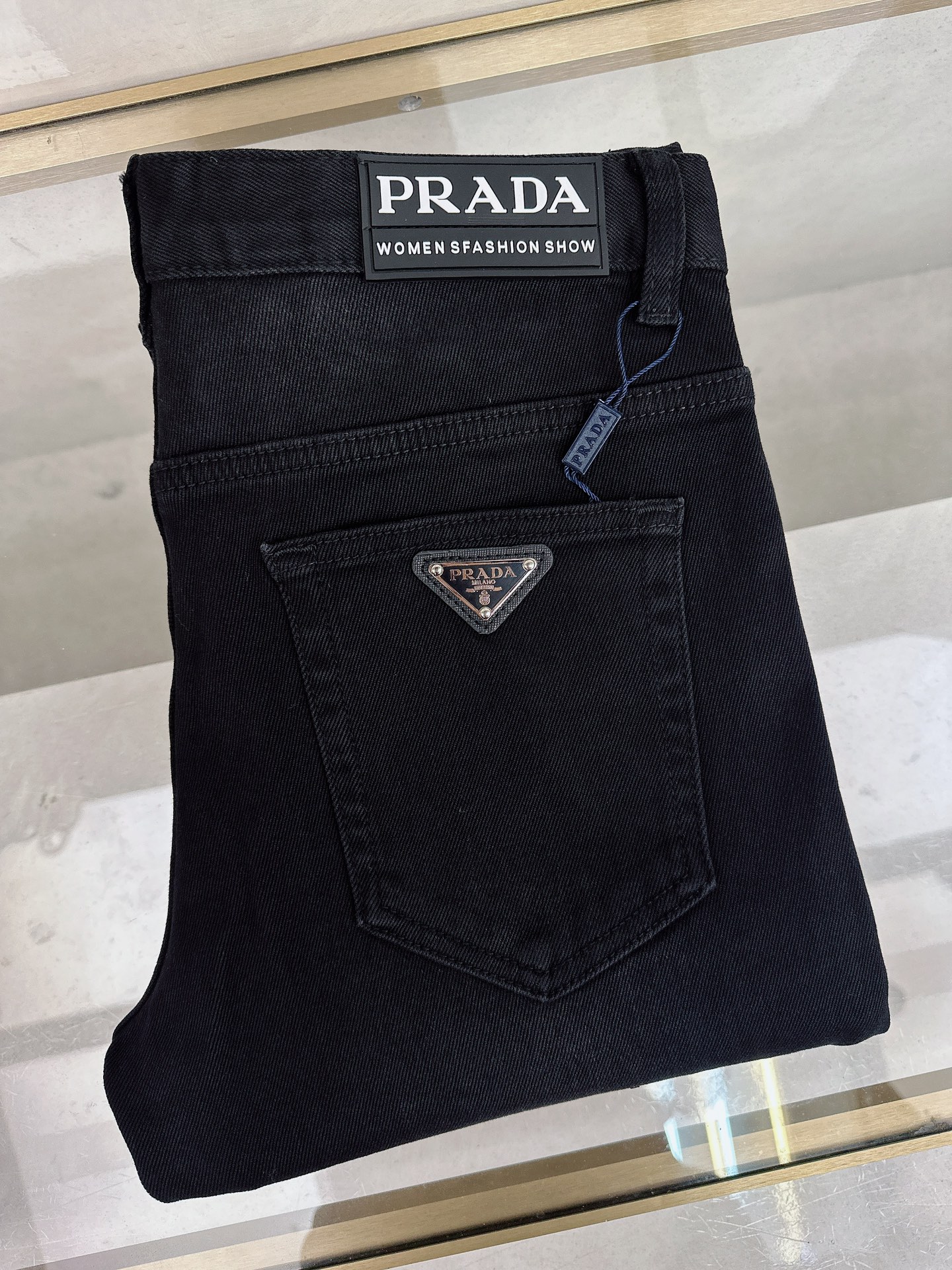 NO:611753,Prada's new autumn and winter styles are on sale simultaneously on the official website. New autumn and winter men's casual jeans, original quality, customized original denim fabrics, logo pattern design, body decoration with original hardware accessories, three-dimensional and clear, c super trendy personality, fashionable and stylish upper body!  Must-have items for trendy men in sizes 29-38, prada, jeans, alexander wang19860909普拉达 秋冬新款官网同步发售,秋冬新品男士休闲牛仔裤,原单品质,定制原版牛仔面料,logo图案设计,身原版五金辅料装饰,立体清晰,c超级潮流个性,上身时尚有型！潮男必备单品 码数29-38,,prada,jeans,alexander wang,Men's clothing