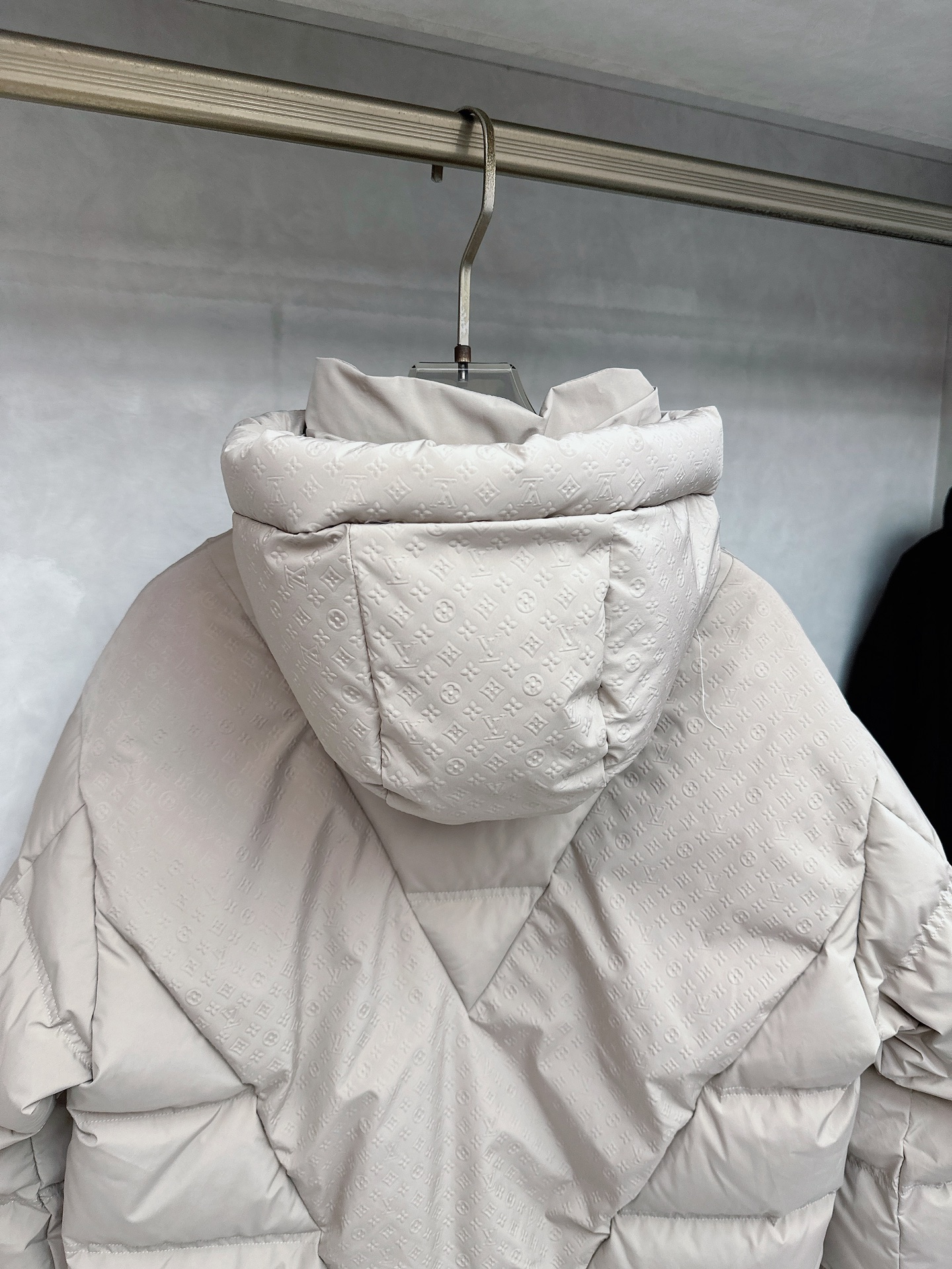 LOUIS*VUITTON 路易威登 FW2025秋冬新款羽绒服，Lv徽标压花钢印老花拼接连帽璀璨登场，