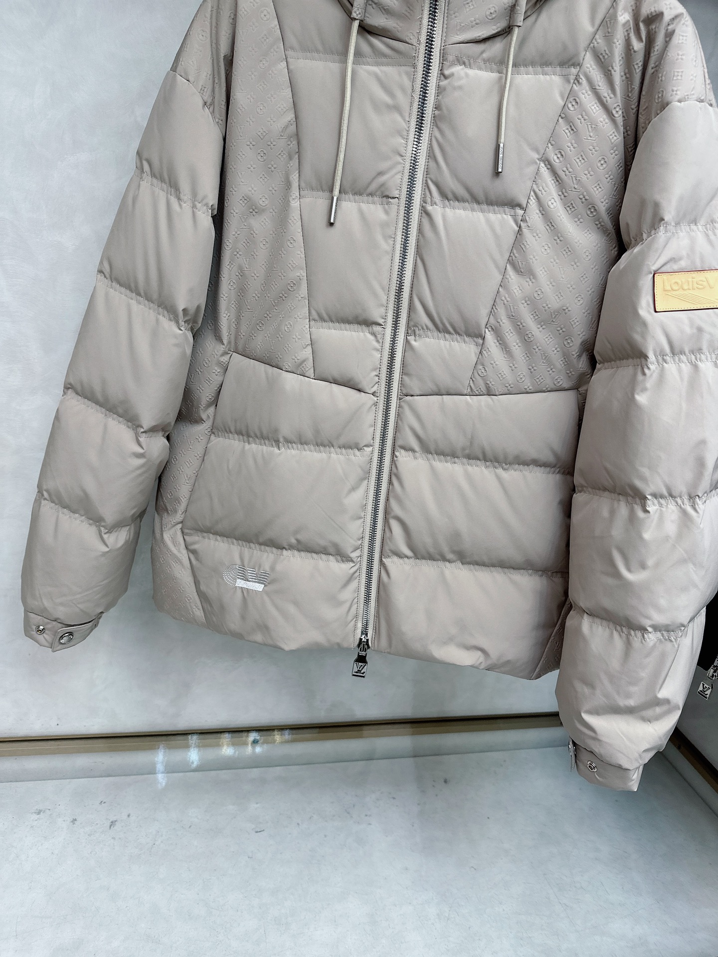 LOUIS*VUITTON 路易威登 FW2025秋冬新款羽绒服，Lv徽标压花钢印老花拼接连帽璀璨登场，