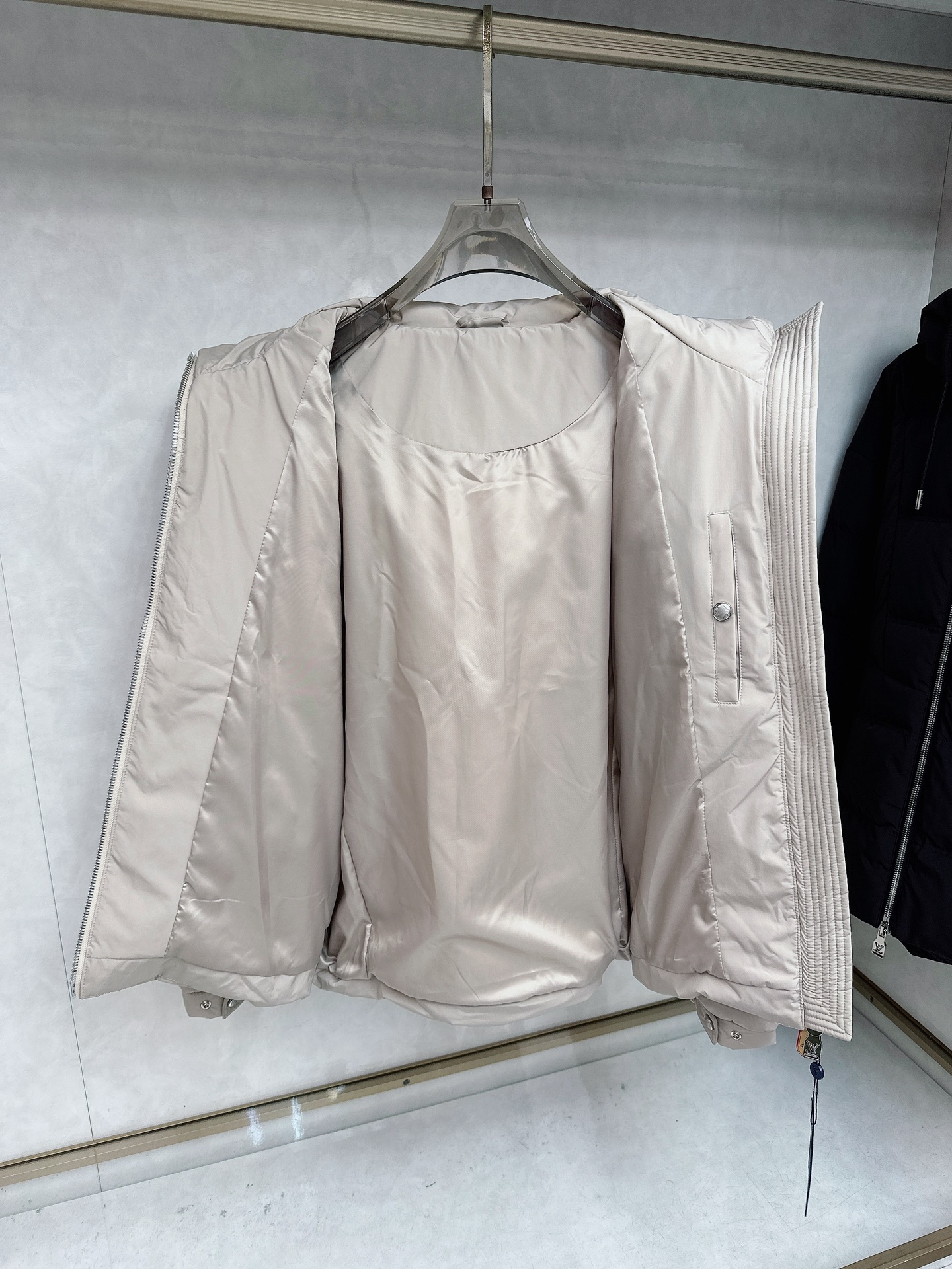 LOUIS*VUITTON 路易威登 FW2025秋冬新款羽绒服，Lv徽标压花钢印老花拼接连帽璀璨登场，