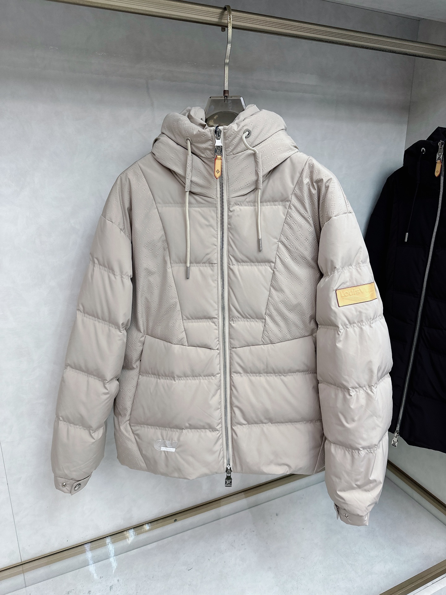 LOUIS*VUITTON 路易威登 FW2025秋冬新款羽绒服，Lv徽标压花钢印老花拼接连帽璀璨登场，