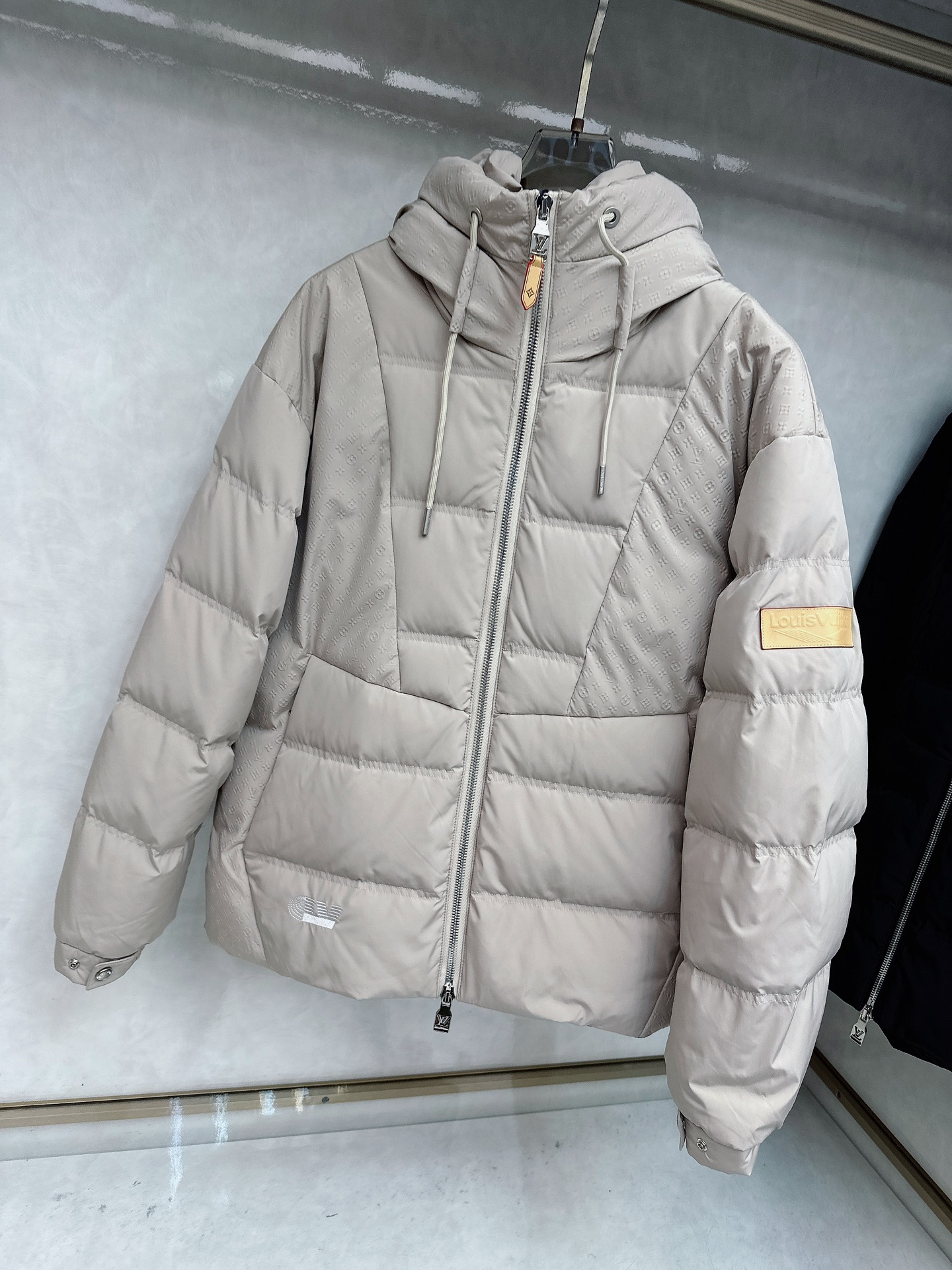 LOUIS*VUITTON 路易威登 FW2025秋冬新款羽绒服，Lv徽标压花钢印老花拼接连帽璀璨登场，