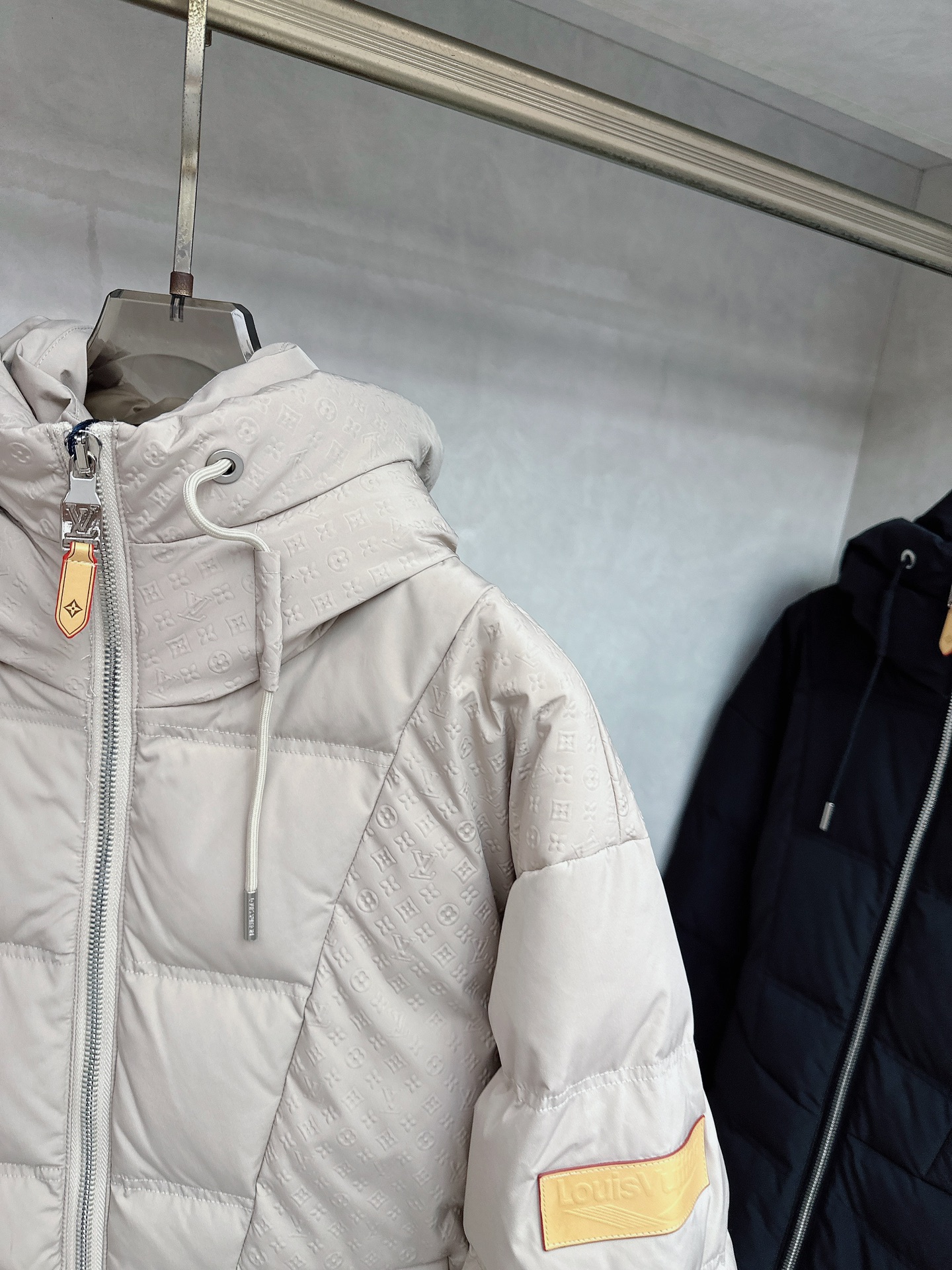 LOUIS*VUITTON 路易威登 FW2025秋冬新款羽绒服，Lv徽标压花钢印老花拼接连帽璀璨登场，