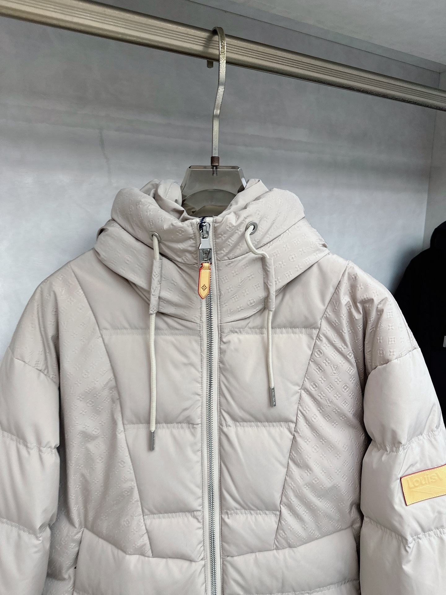 LOUIS*VUITTON 路易威登 FW2025秋冬新款羽绒服，Lv徽标压花钢印老花拼接连帽璀璨登场，
