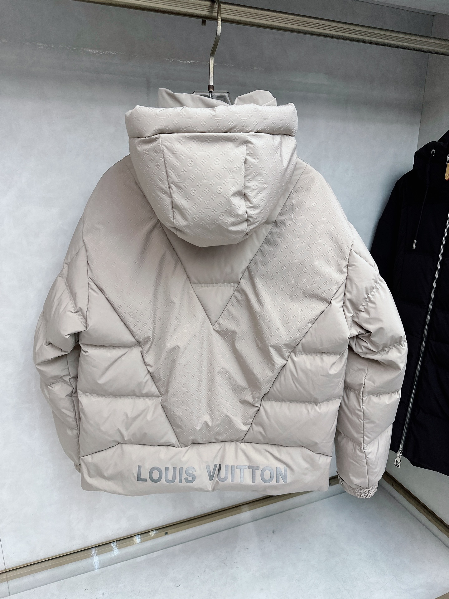 LOUIS*VUITTON 路易威登 FW2025秋冬新款羽绒服，Lv徽标压花钢印老花拼接连帽璀璨登场，