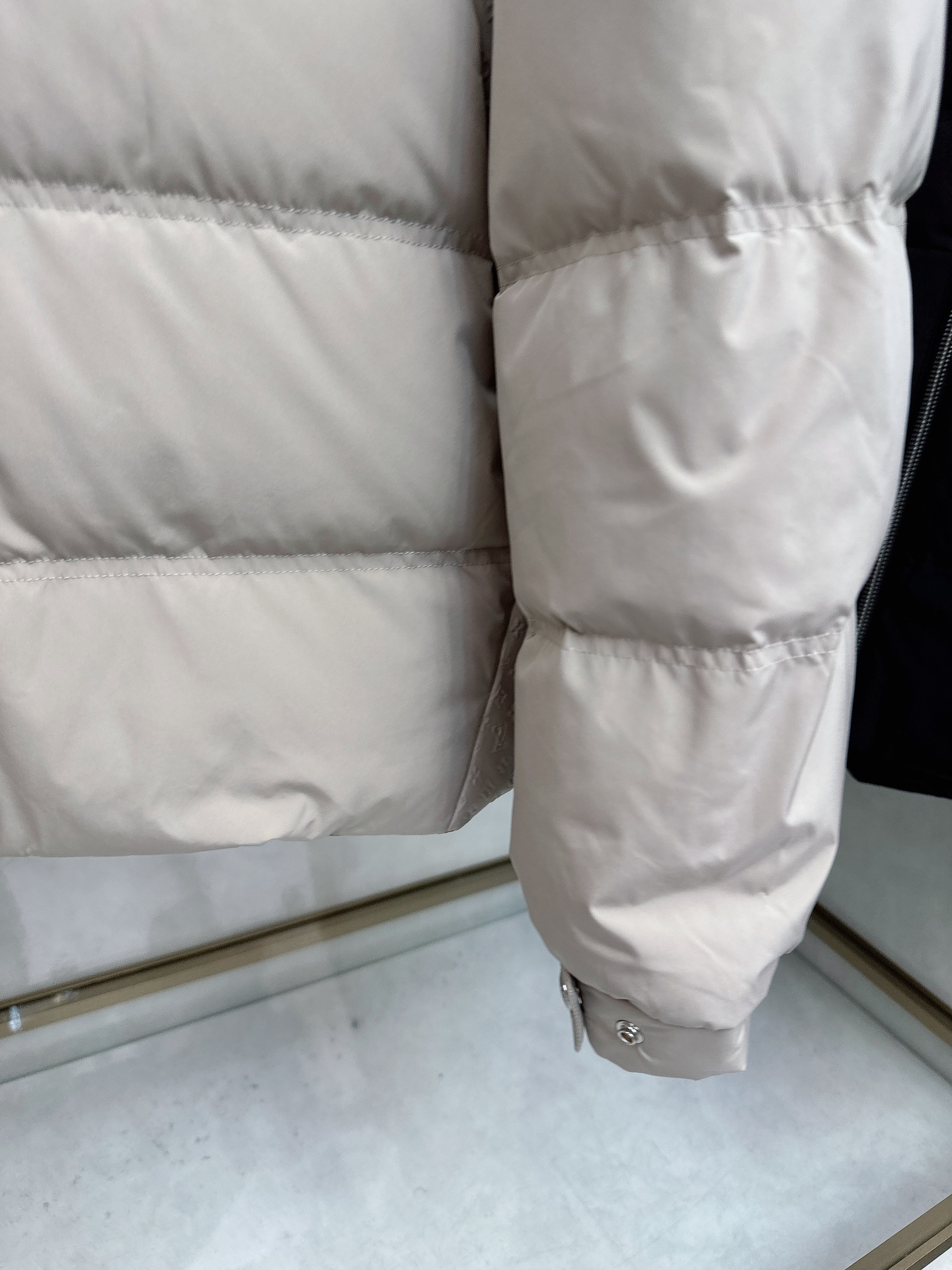 LOUIS*VUITTON 路易威登 FW2025秋冬新款羽绒服，Lv徽标压花钢印老花拼接连帽璀璨登场，